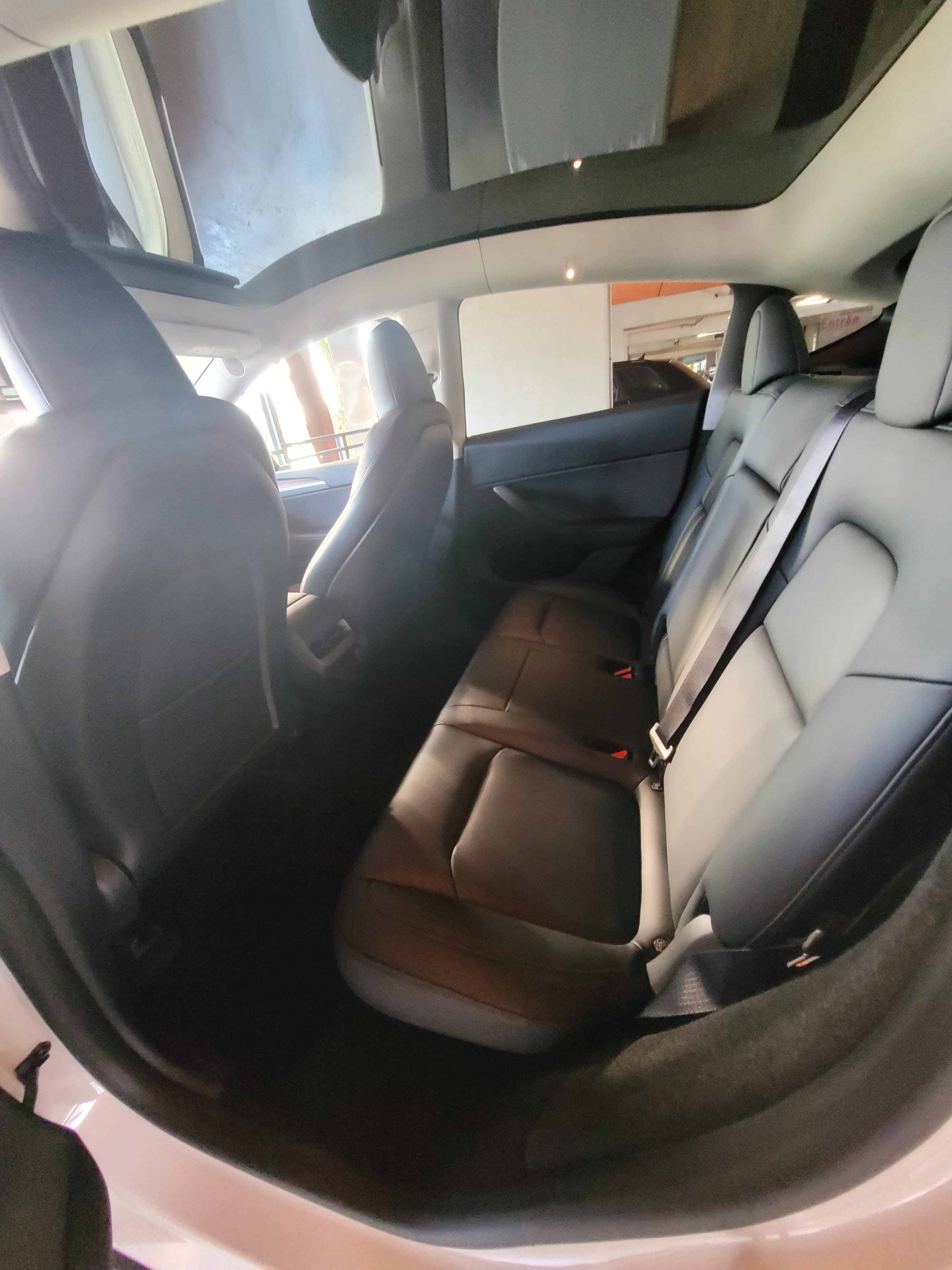 Tesla Model Y Long Range avec Siège bébé