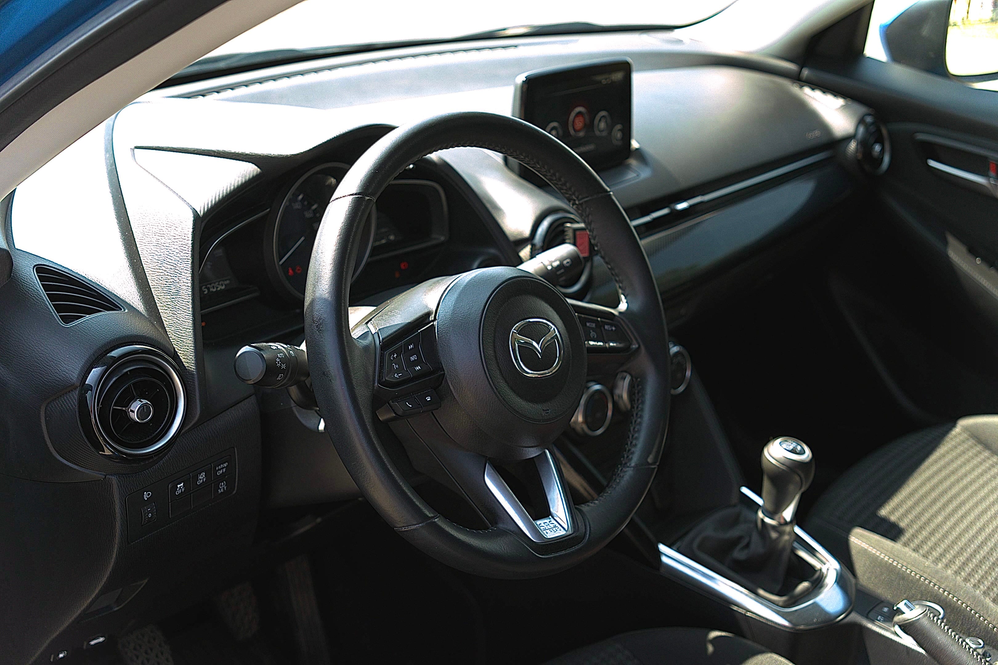 Mazda 2 mit Kindersitz
