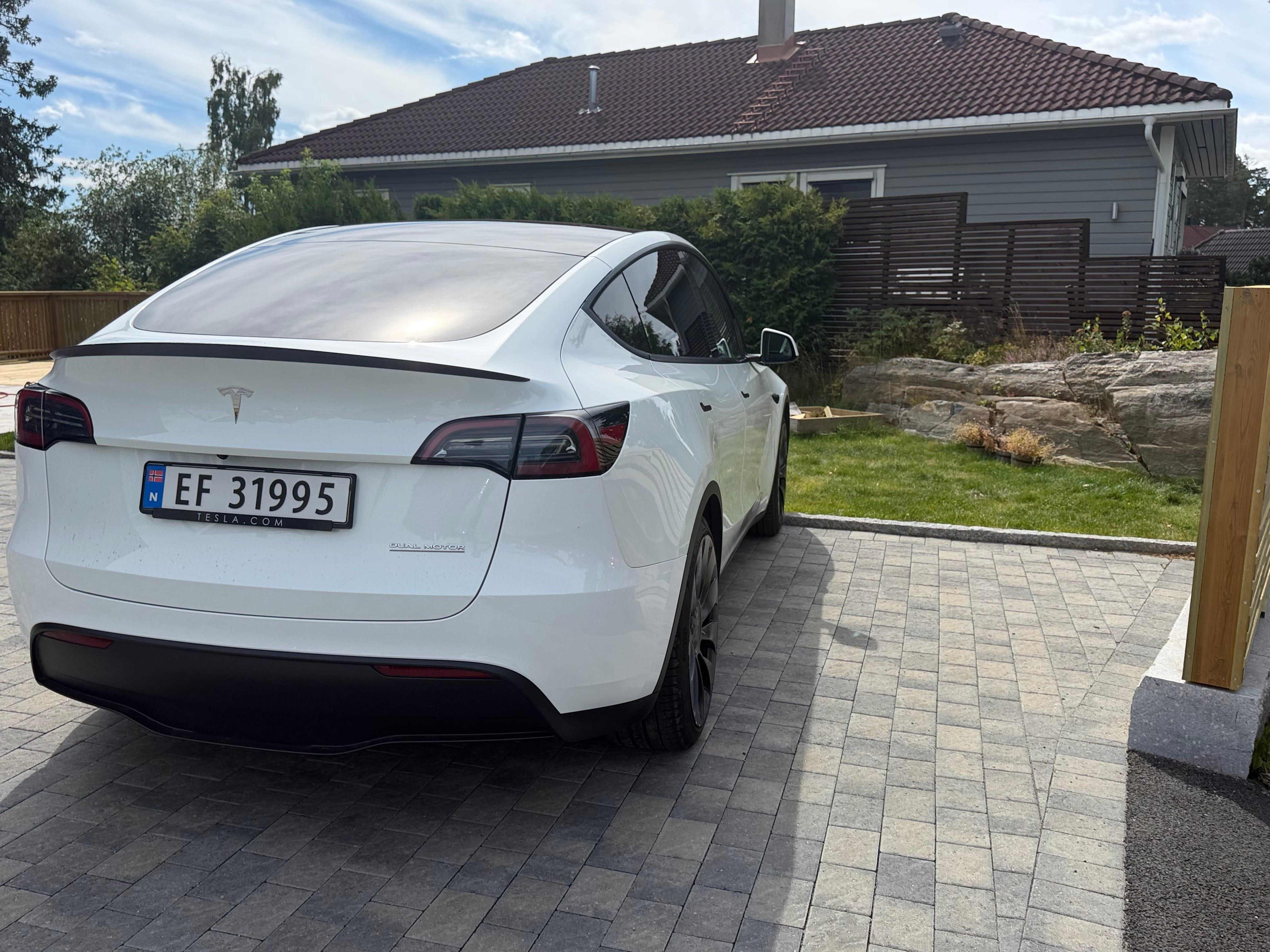 Tesla Model Y Performance med Cruisekontroll