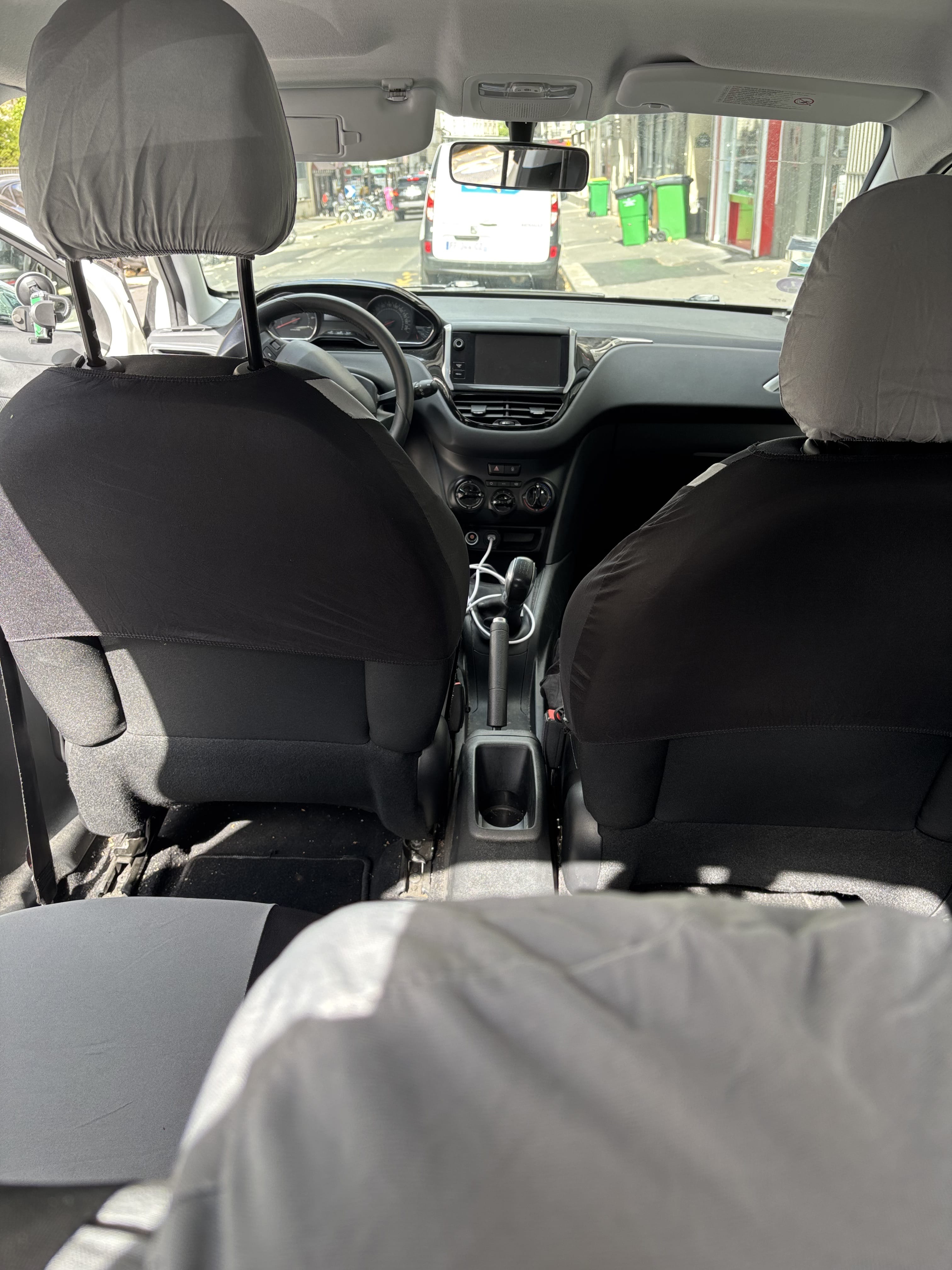 Peugeot 208  1.2 vti 82 SP98 avec GPS