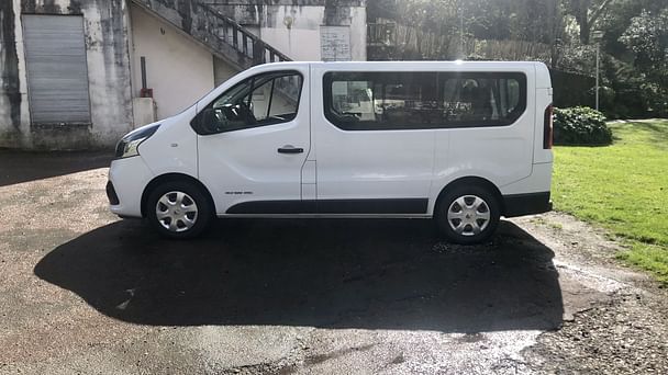 Renault Trafic Passenger Louez le Renault Trafic 9 places – Espace, Confort et Économie - Tous Vos Déplacements avec Climatisation