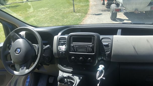 Renault Trafic Passenger Louez le Renault Trafic 9 places – Espace, Confort et Praticité pour Tous Déplacements avec Entrée audio / iPod
