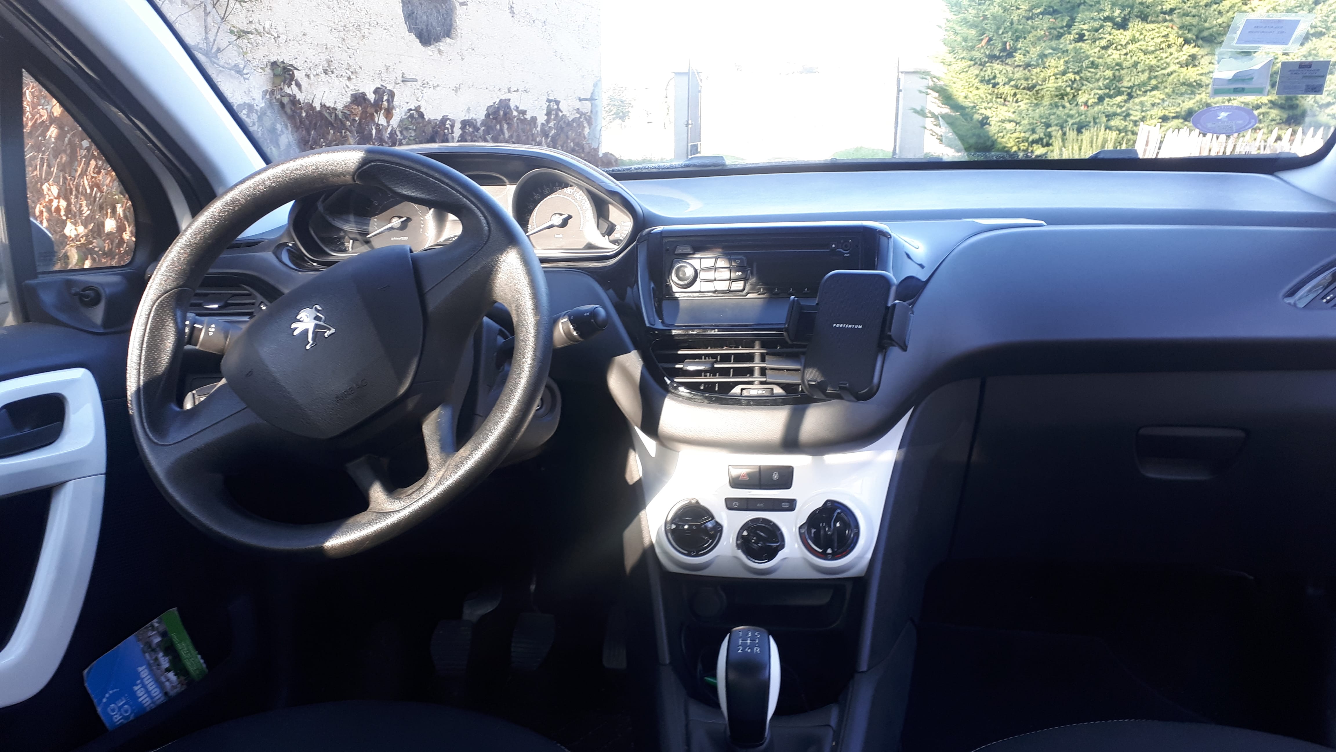 Peugeot 208 avec Autoradio