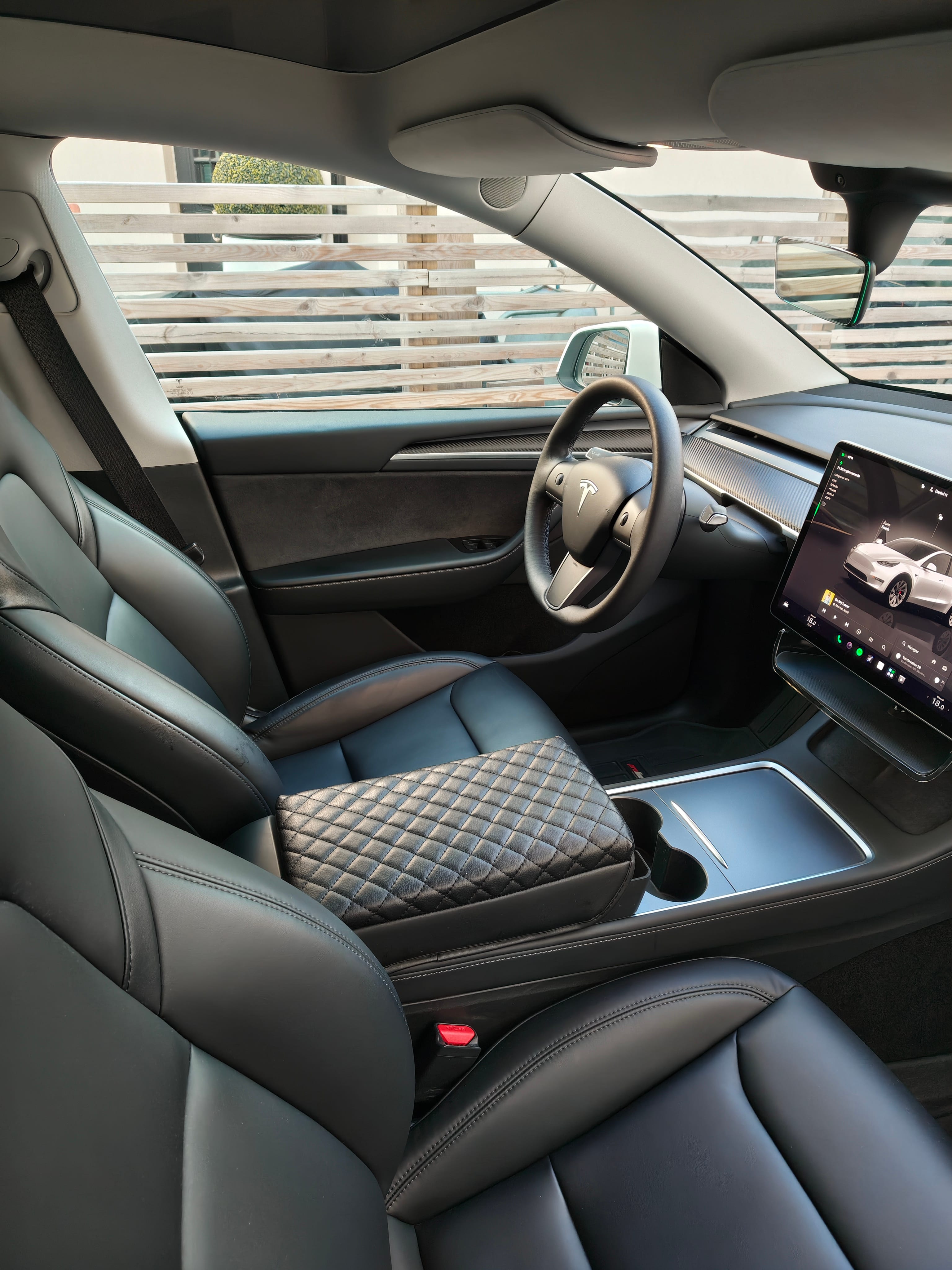 Tesla Model Y Performance med Babysete