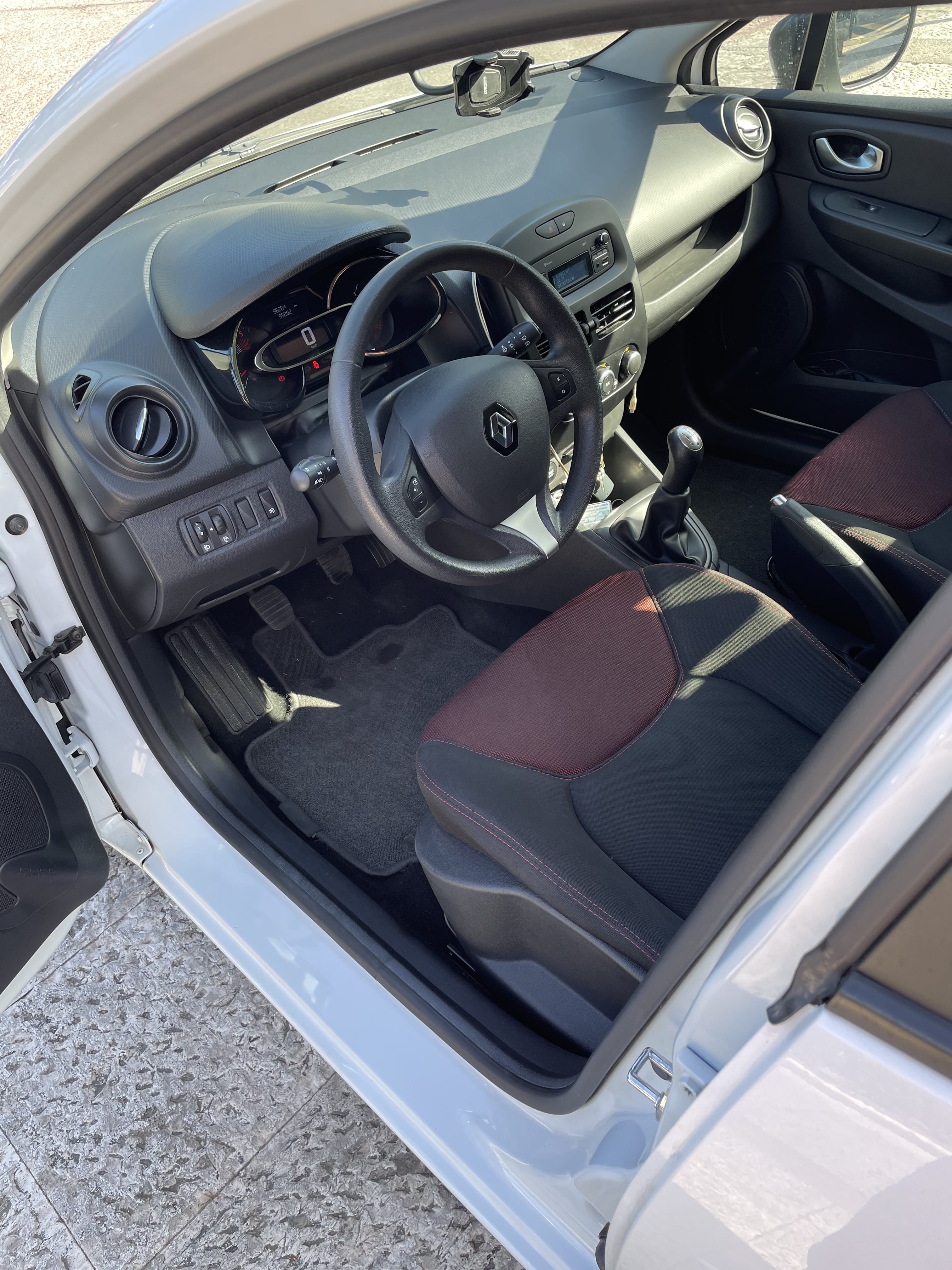 Renault Clio Société 2 places + grand coffre avec Accessible fauteuil roulant