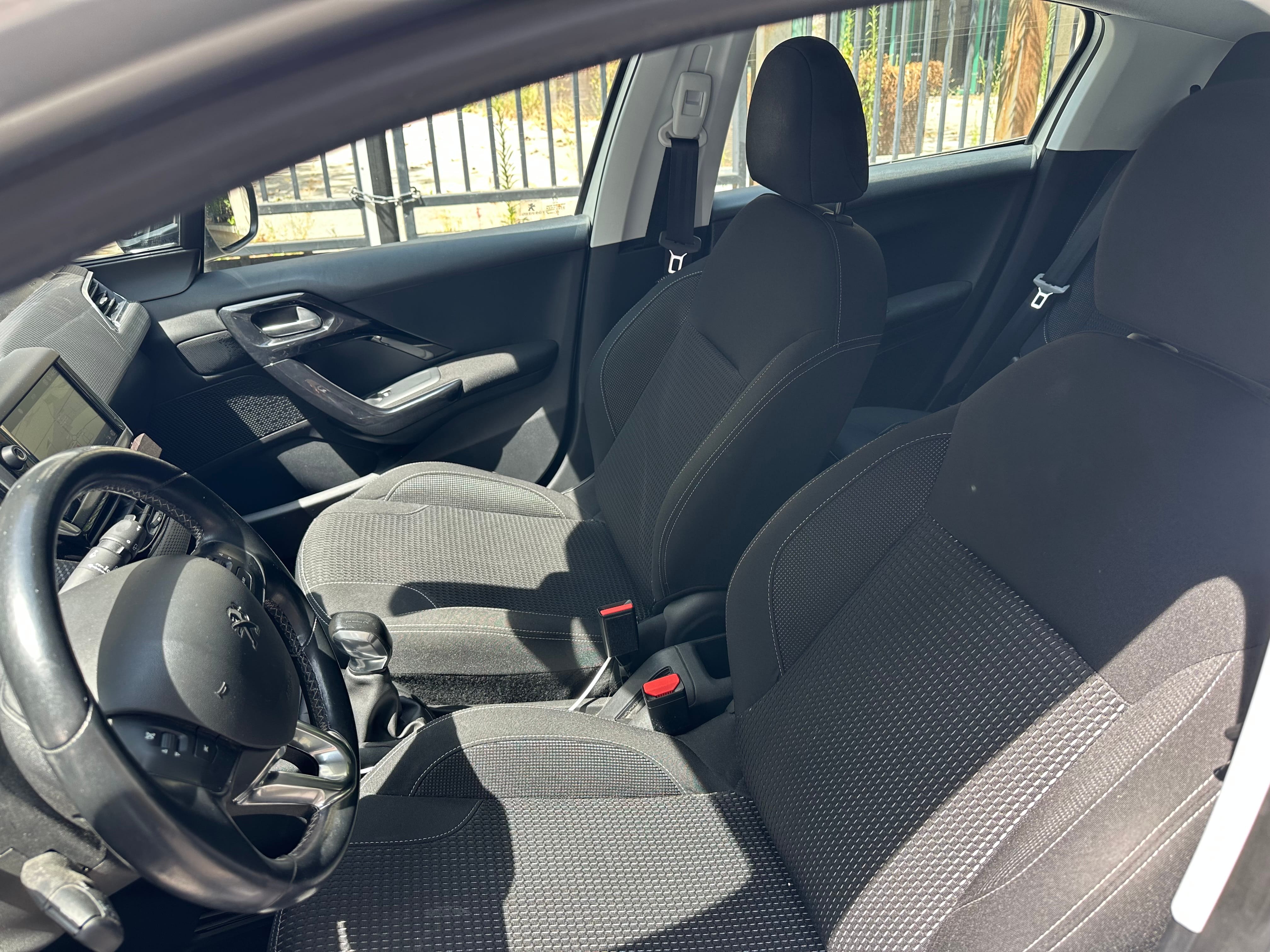 Peugeot 208 Allure Buisness 110 ch. 45000 km. Val d’Europe avec Apple CarPlay