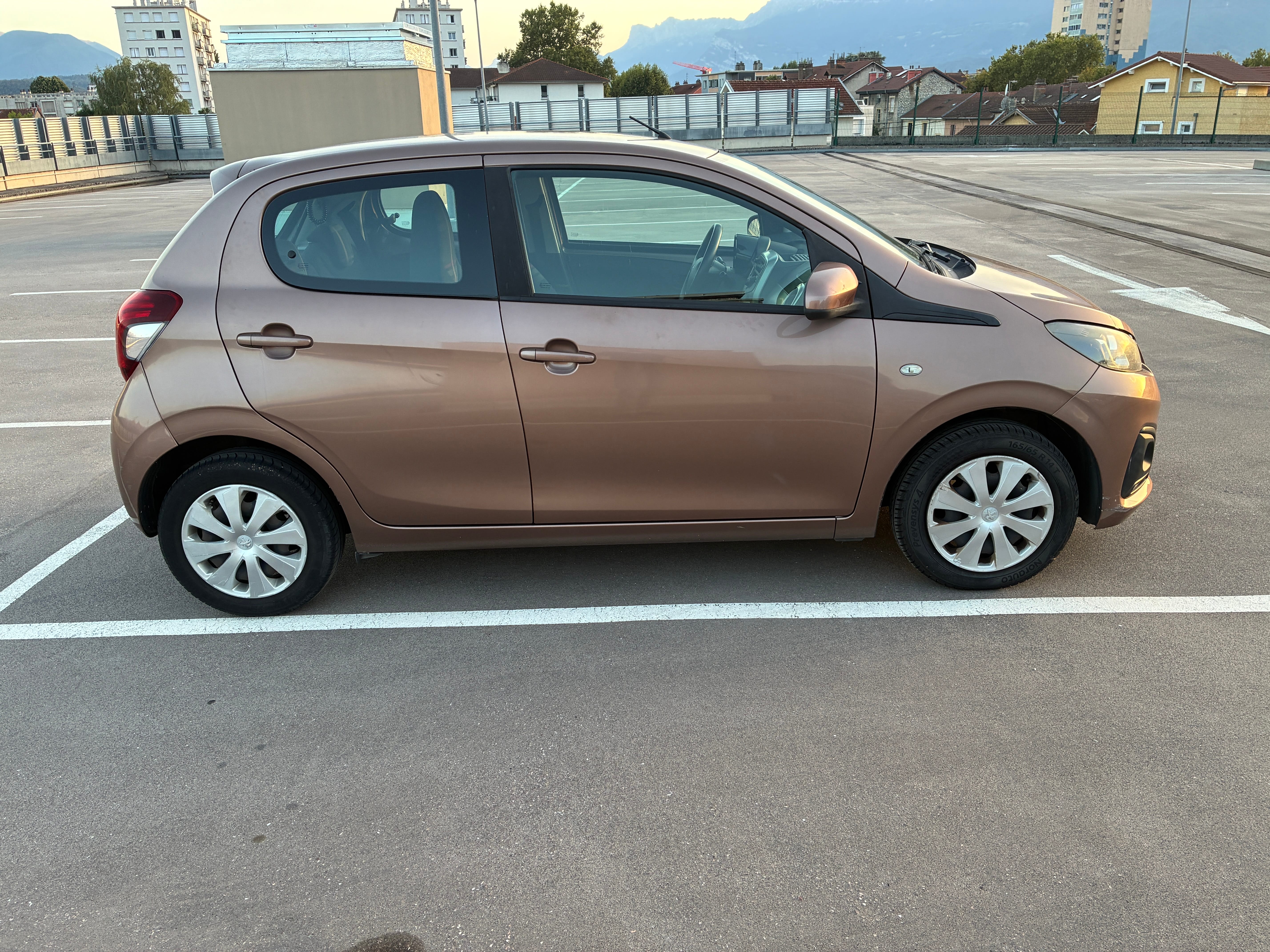 Peugeot 108 - 8 avec Port USB