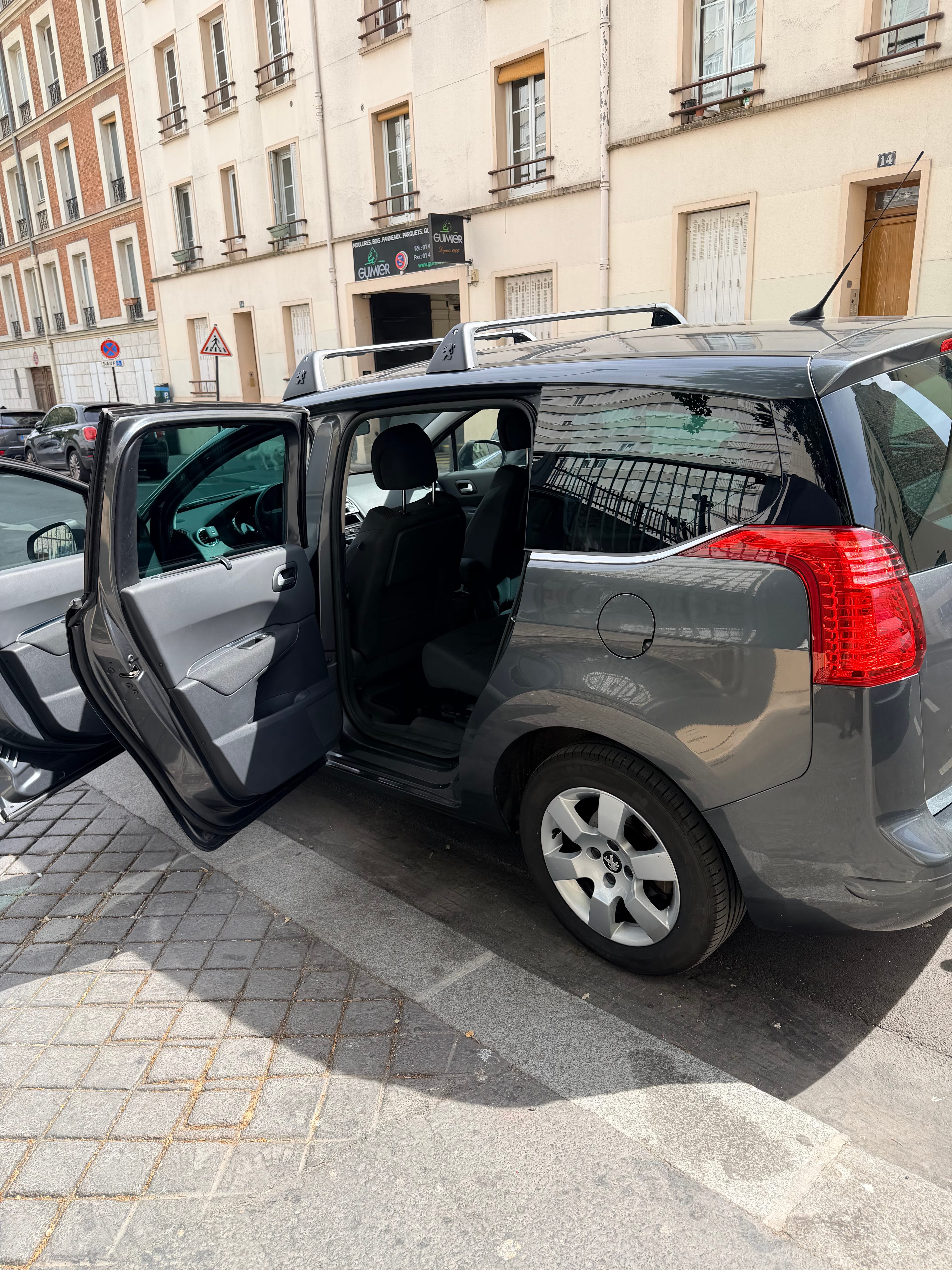 Peugeot 5008 avec GPS
