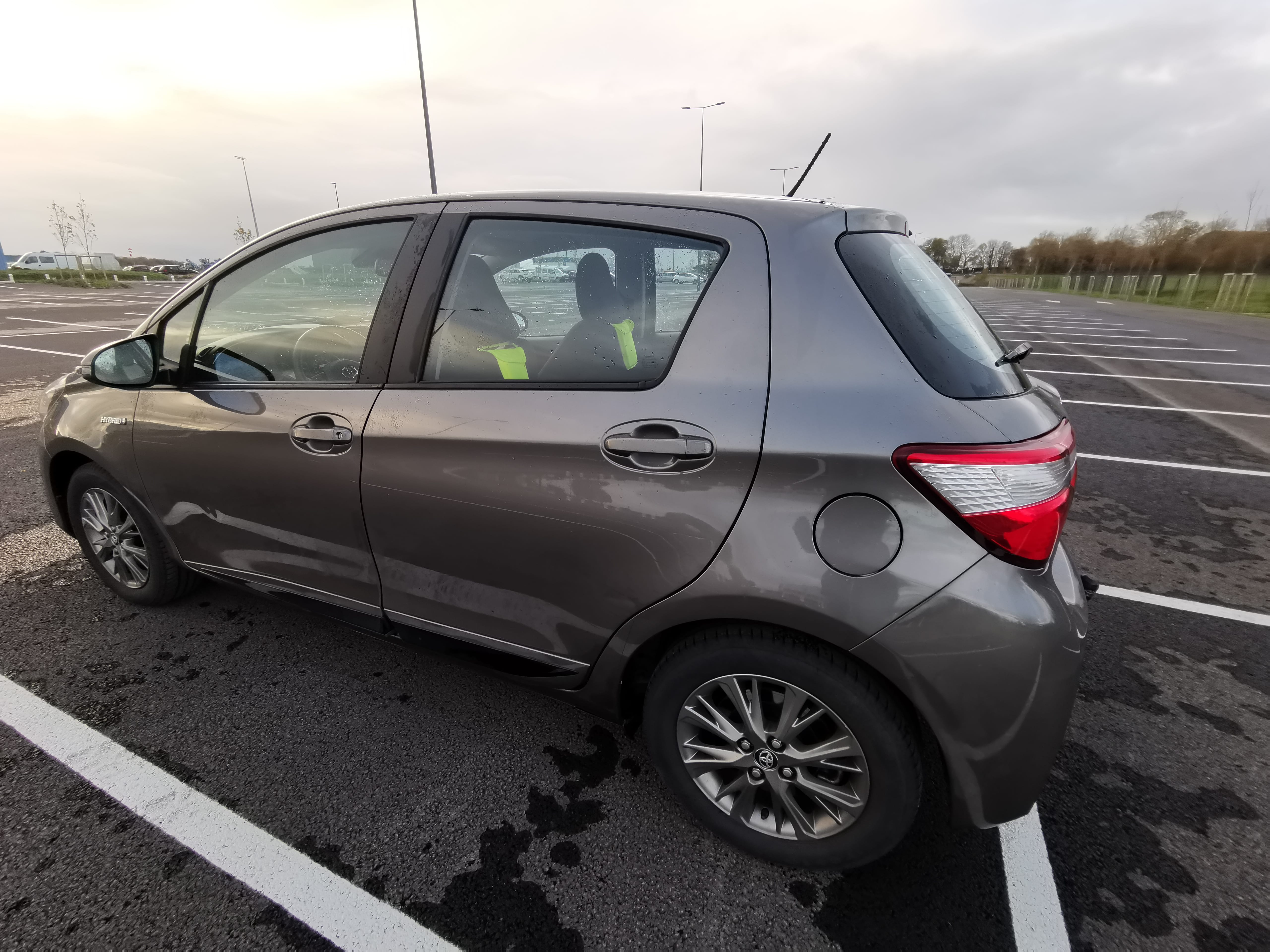 Toyota Yaris Hybride, boîte auto, gps, clim, régulateur avec Entrée audio / iPod