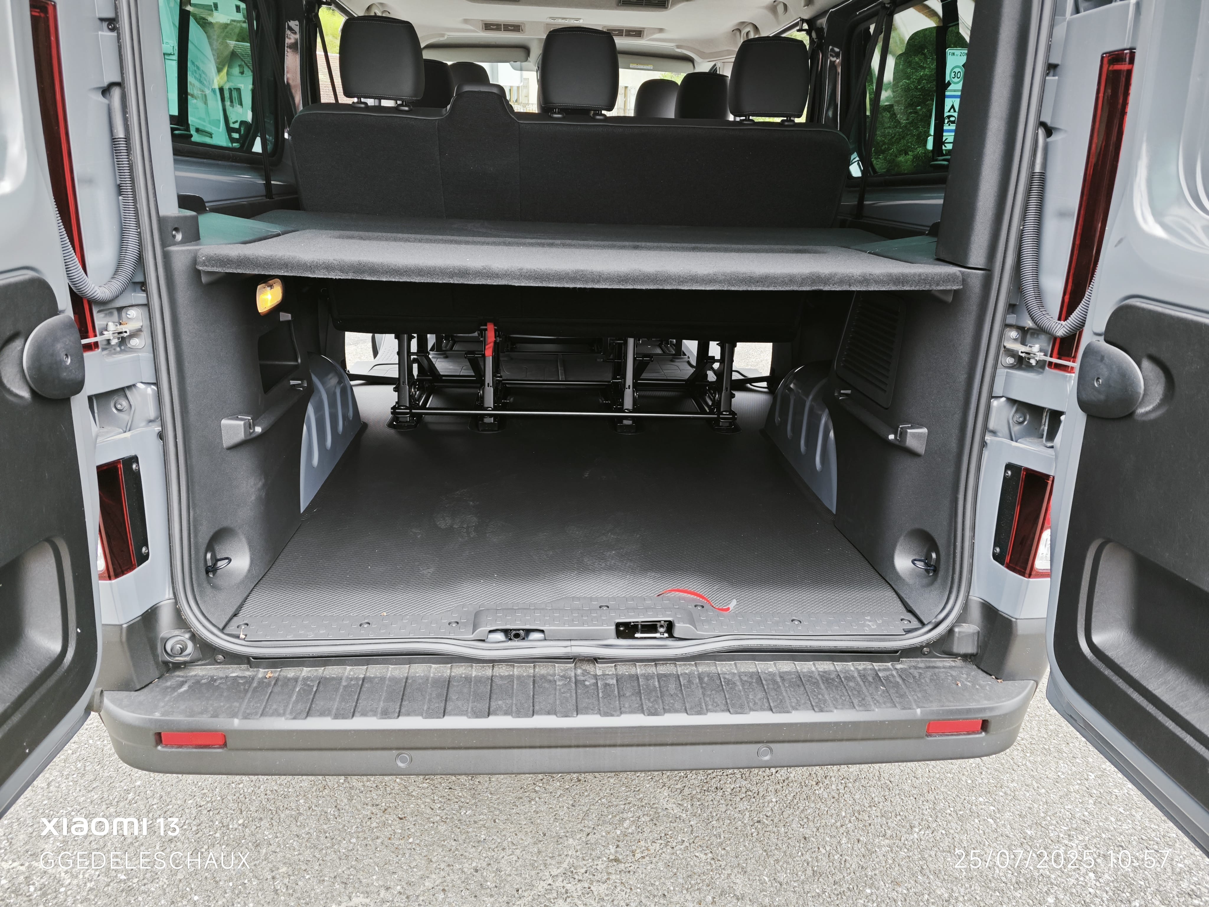 Nissan Primastar 9 PLACES DOUBLES PORTES 2.0L 150 CV L2H1 avec Entrée audio / iPod