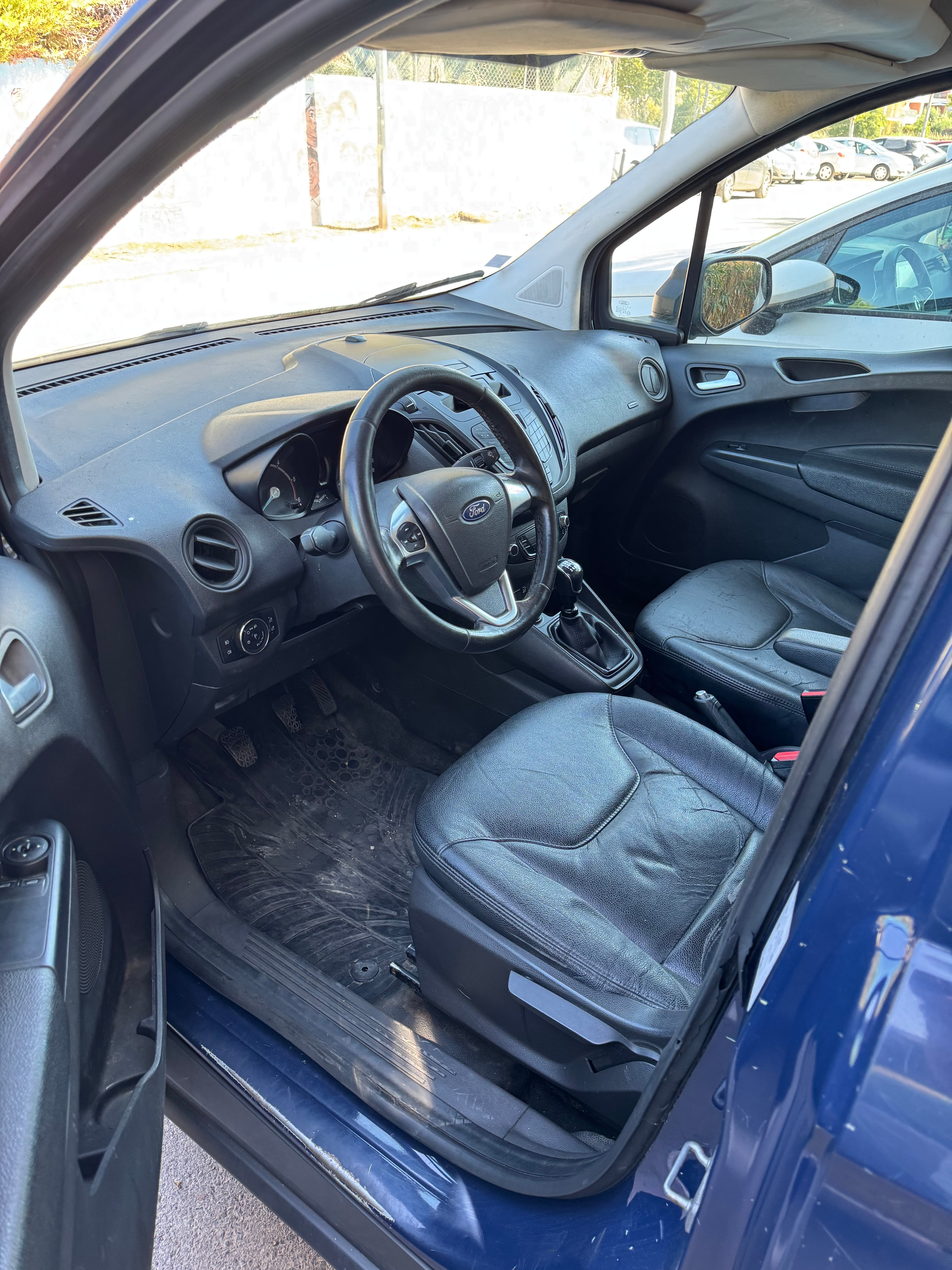 Ford Transit Courier Fourgon avec Climatisation