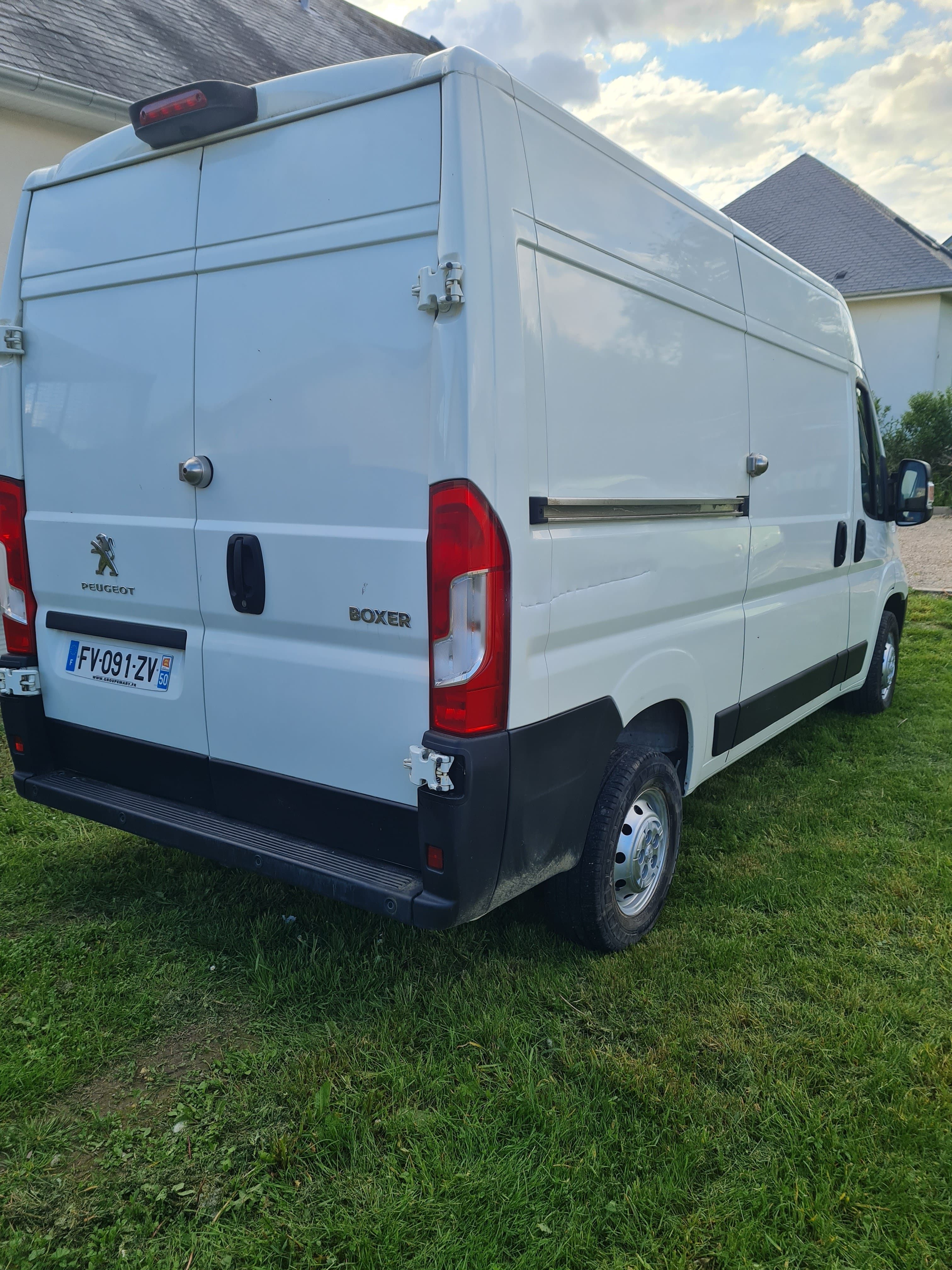 Peugeot Boxer FOURGON.  12 m³ avec Android Auto
