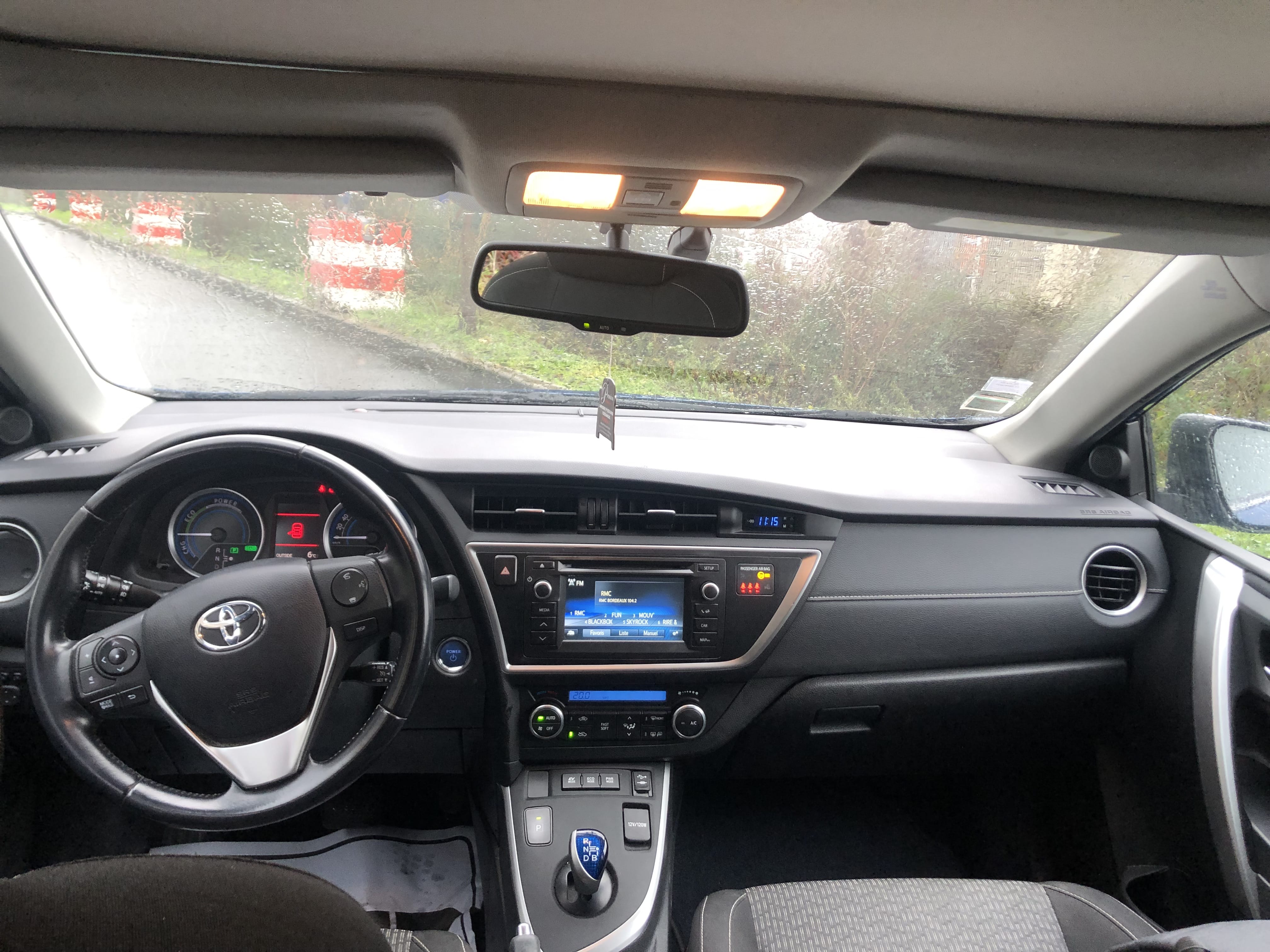 Toyota Auris  Louez la Toyota Auris Hybride – Confort, Économie et Sérénité au Volant ! avec Régulateur de vitesse