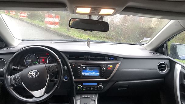 Toyota Auris Louez la Toyota Auris Hybride – Confort, Économie et Sérénité au Volant ! avec GPS
