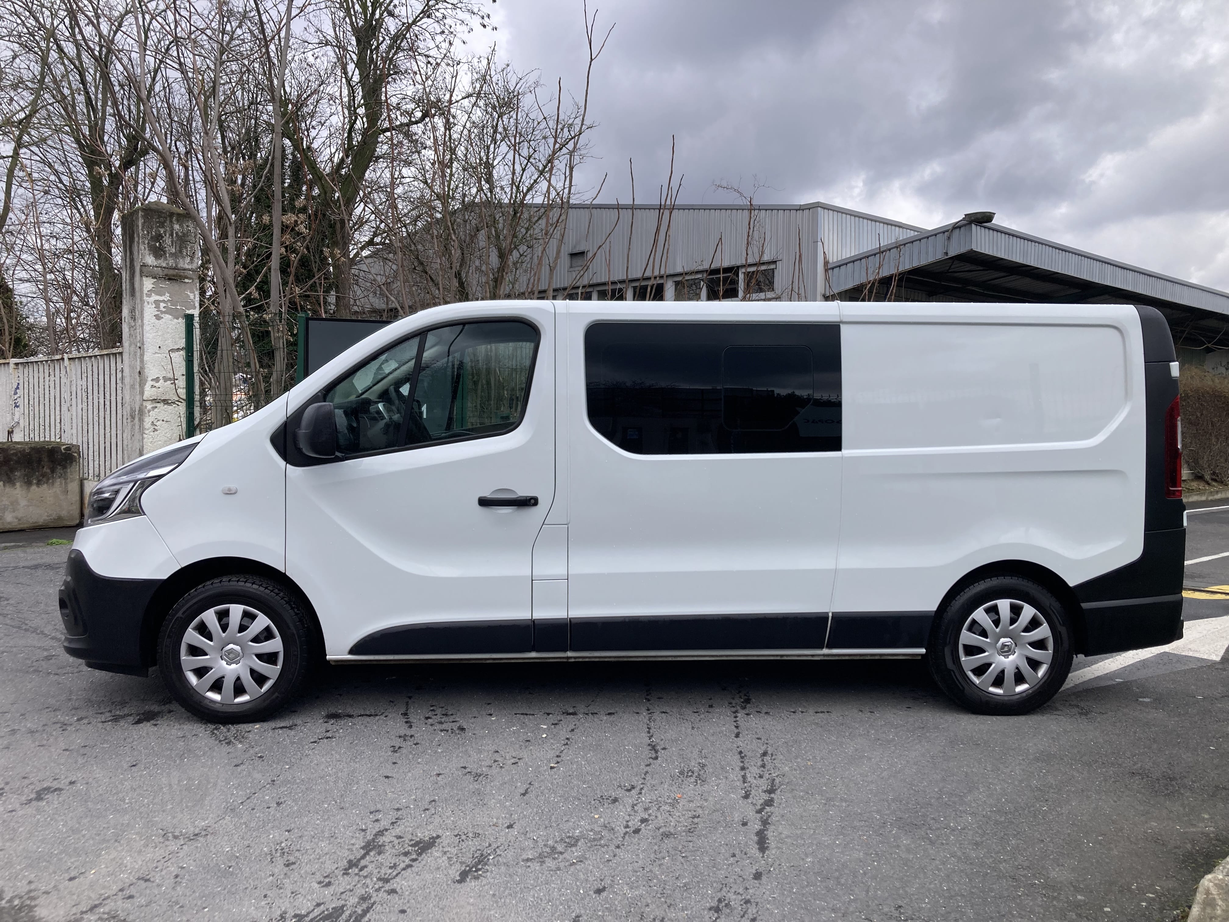 Renault Trafic Passenger 6 Places et 4 M3 + Chaînes avec Climatisation