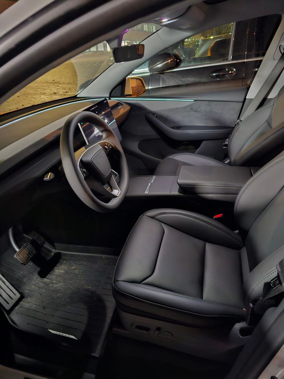 Tesla Model Y Long Range mit Navigationsgerät