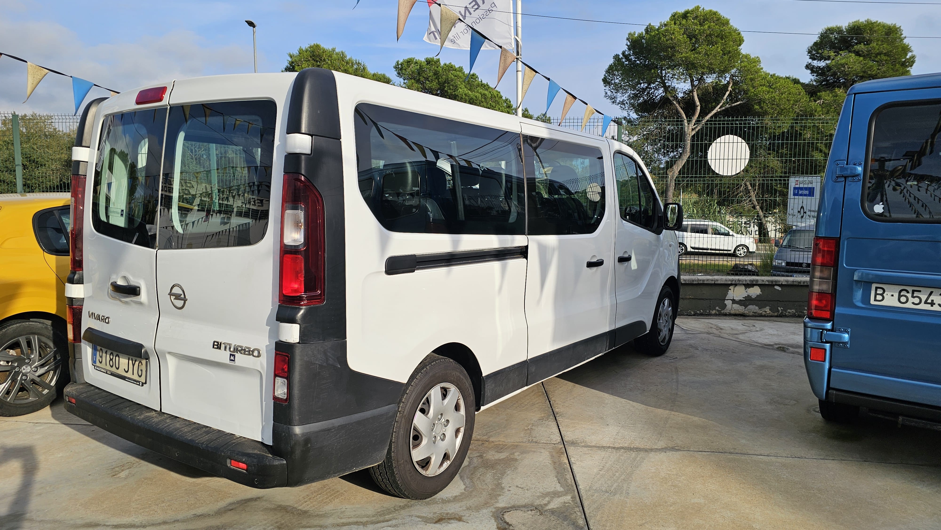 Opel Vivaro Combi 9 Plazas mit Klimaanlage