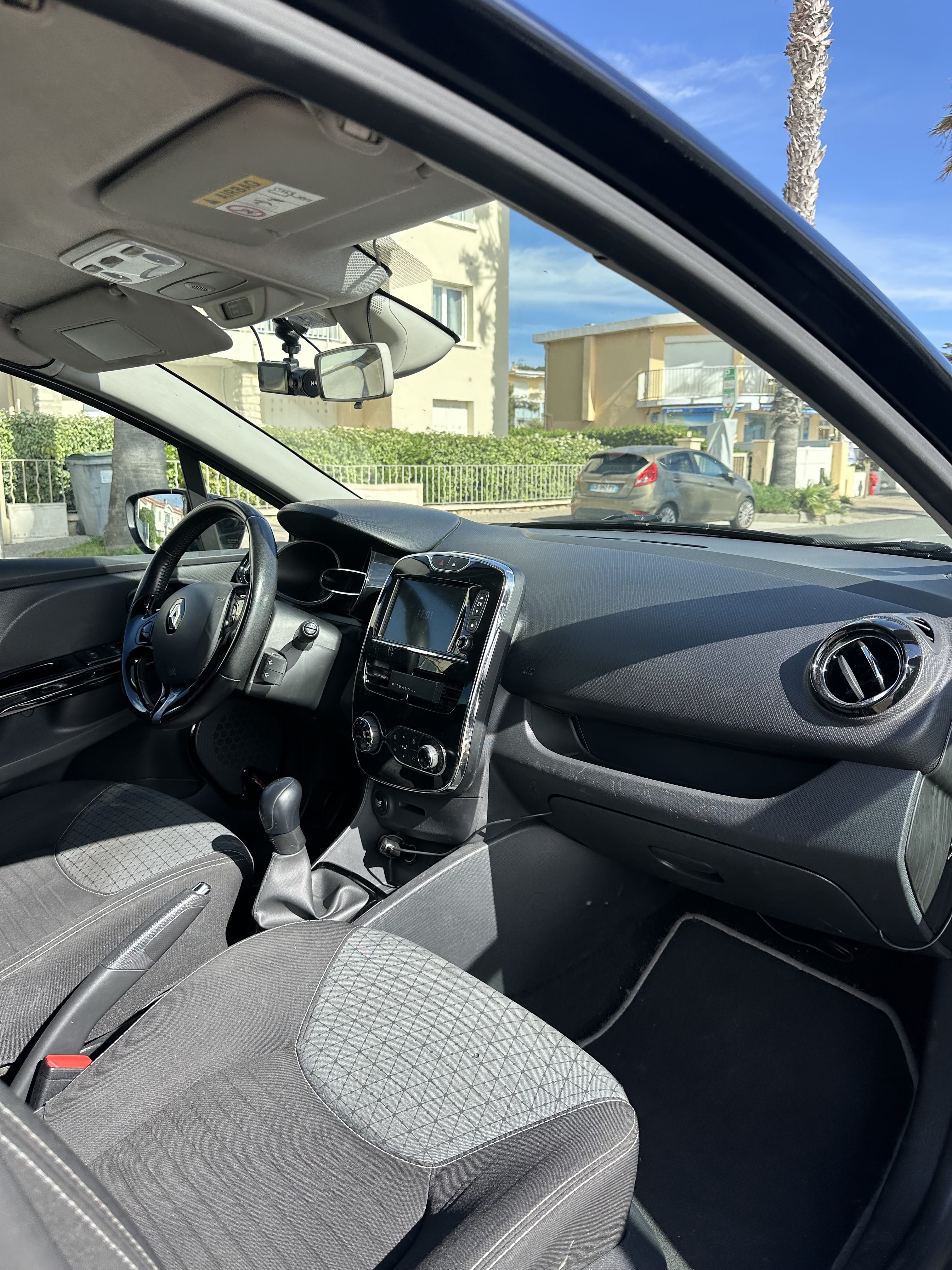 Renault Clio Renault Clio Diesel Intense Noir - Confort, conso mini et zéro stress pour se garer ! avec GPS