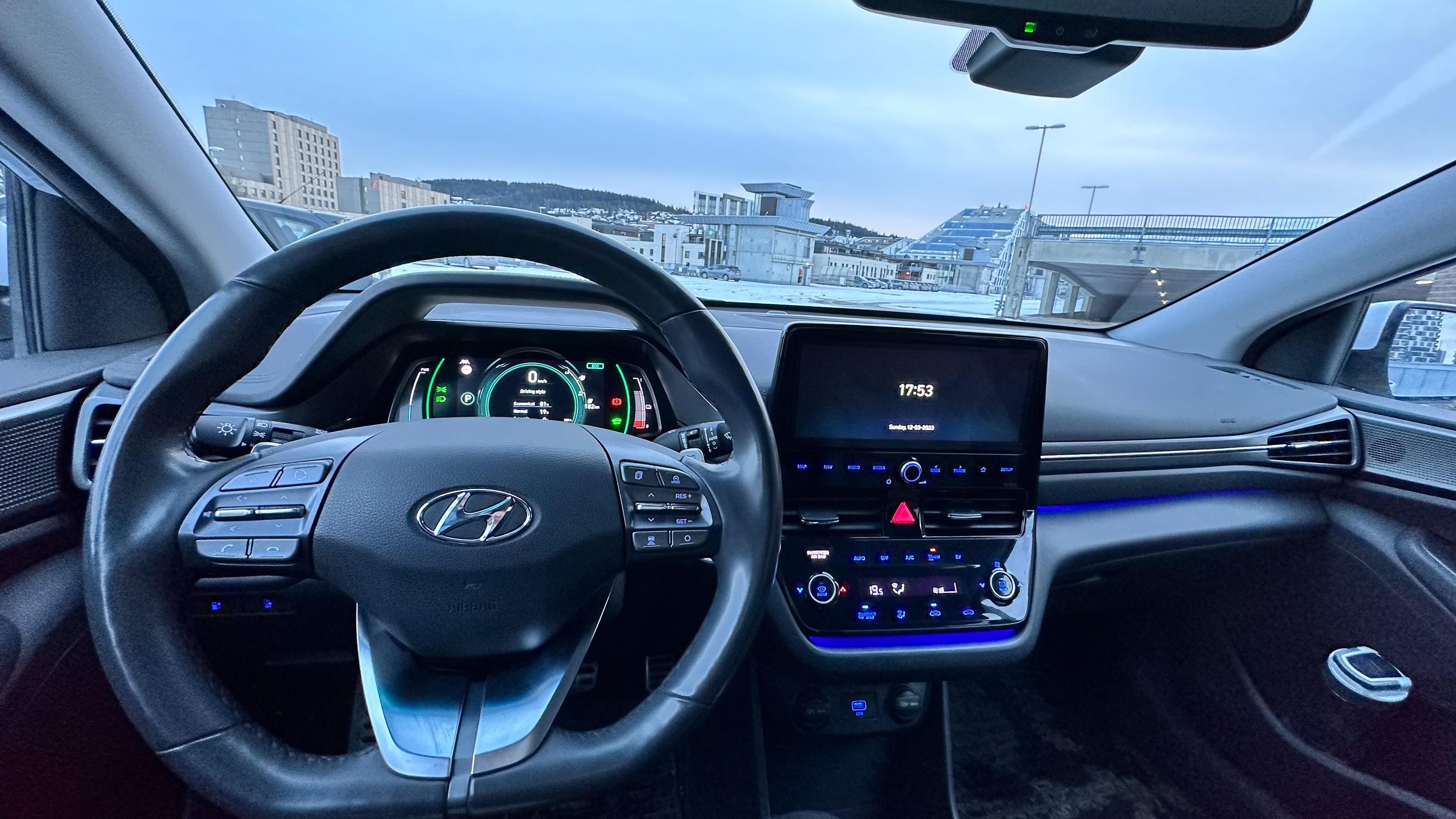 Hyundai Ioniq mit Navigationsgerät