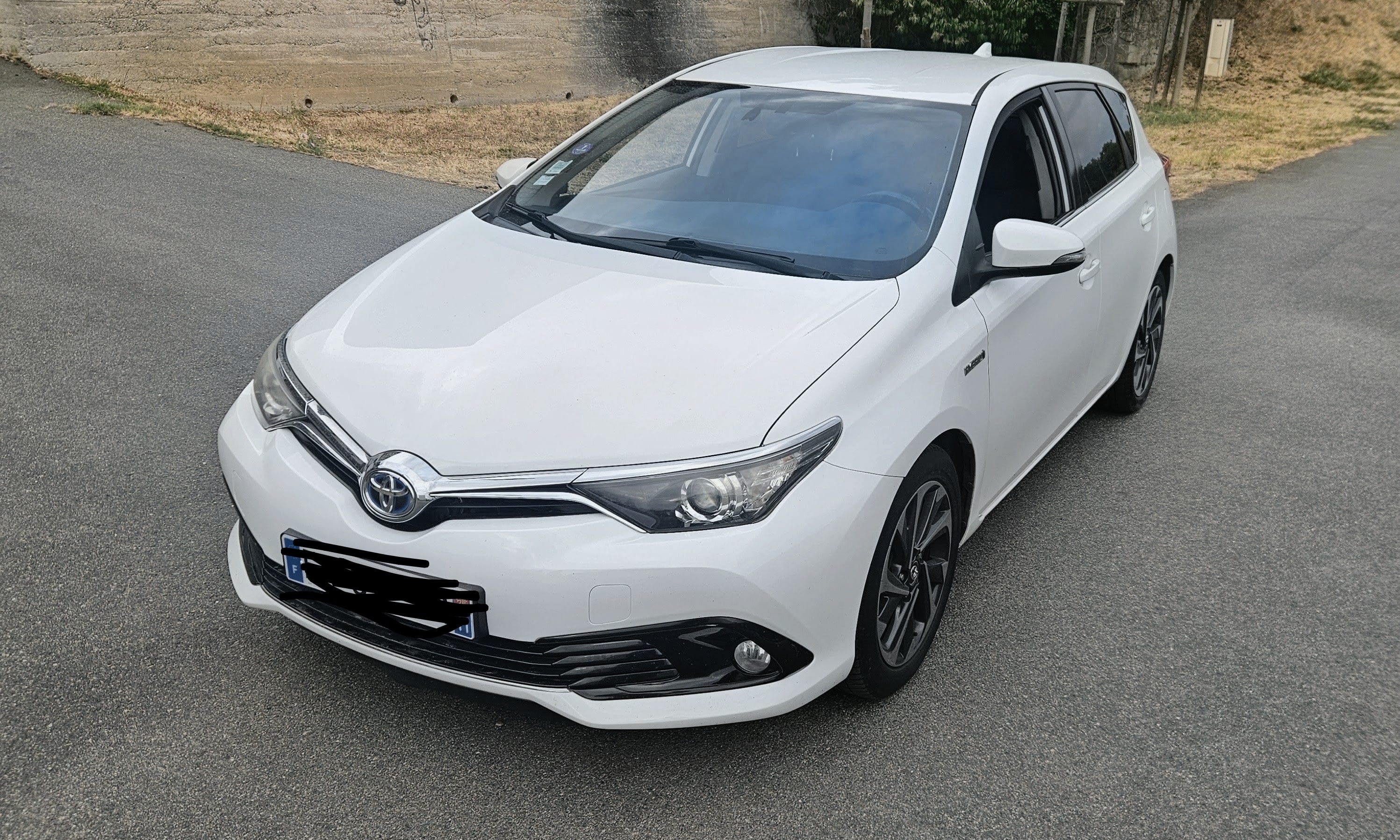 Toyota Auris, 2016, Essence 95 / Électrique (hybride), automatique