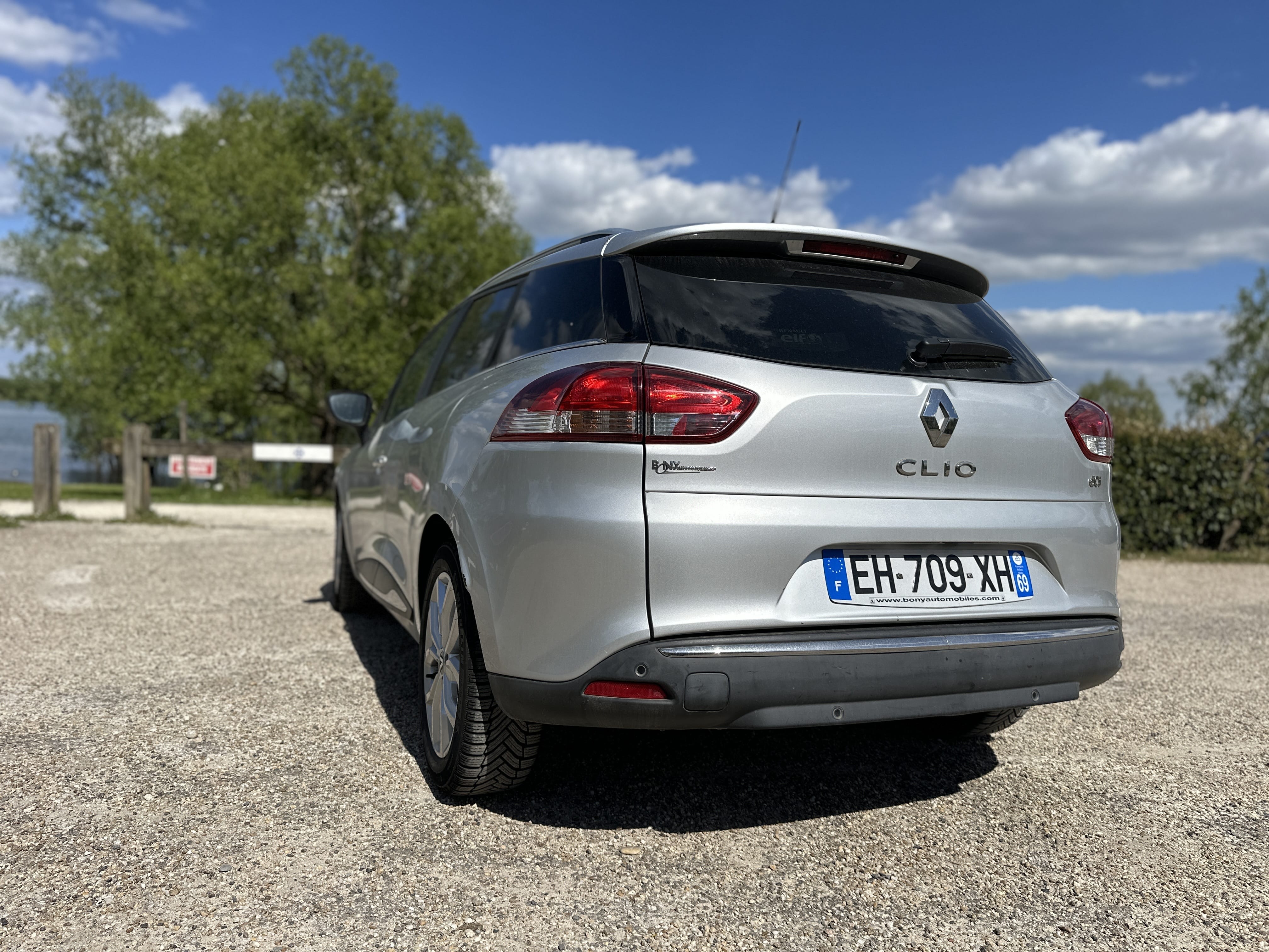 Renault Clio Estate  Louez la Renault Clio Estate Diesel – Grand Coffre, Économie & Confort à Bordeaux ! avec GPS