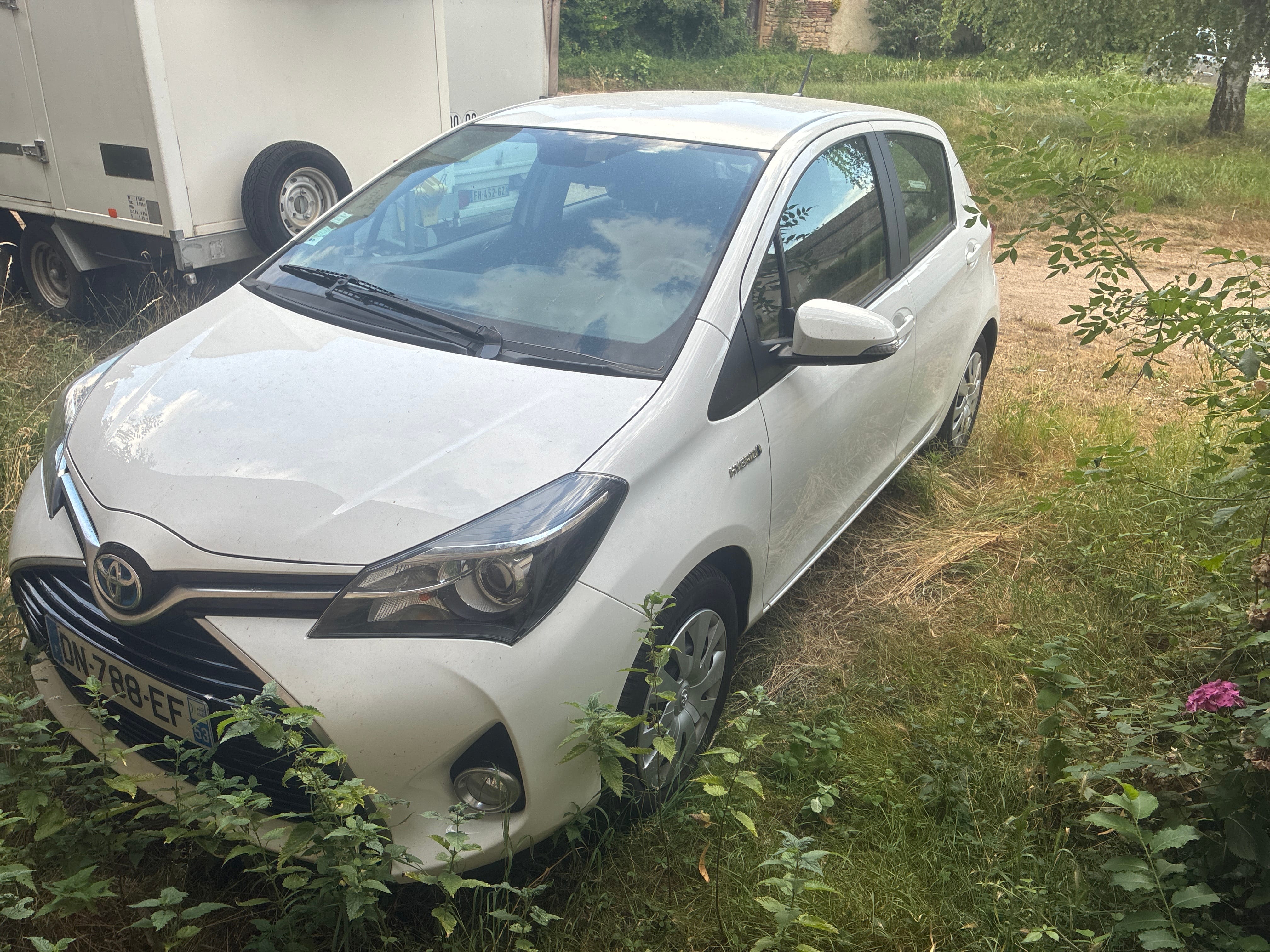 Toyota Yaris Hybride, 2015, Essence 95 / Électrique (hybride), automatique