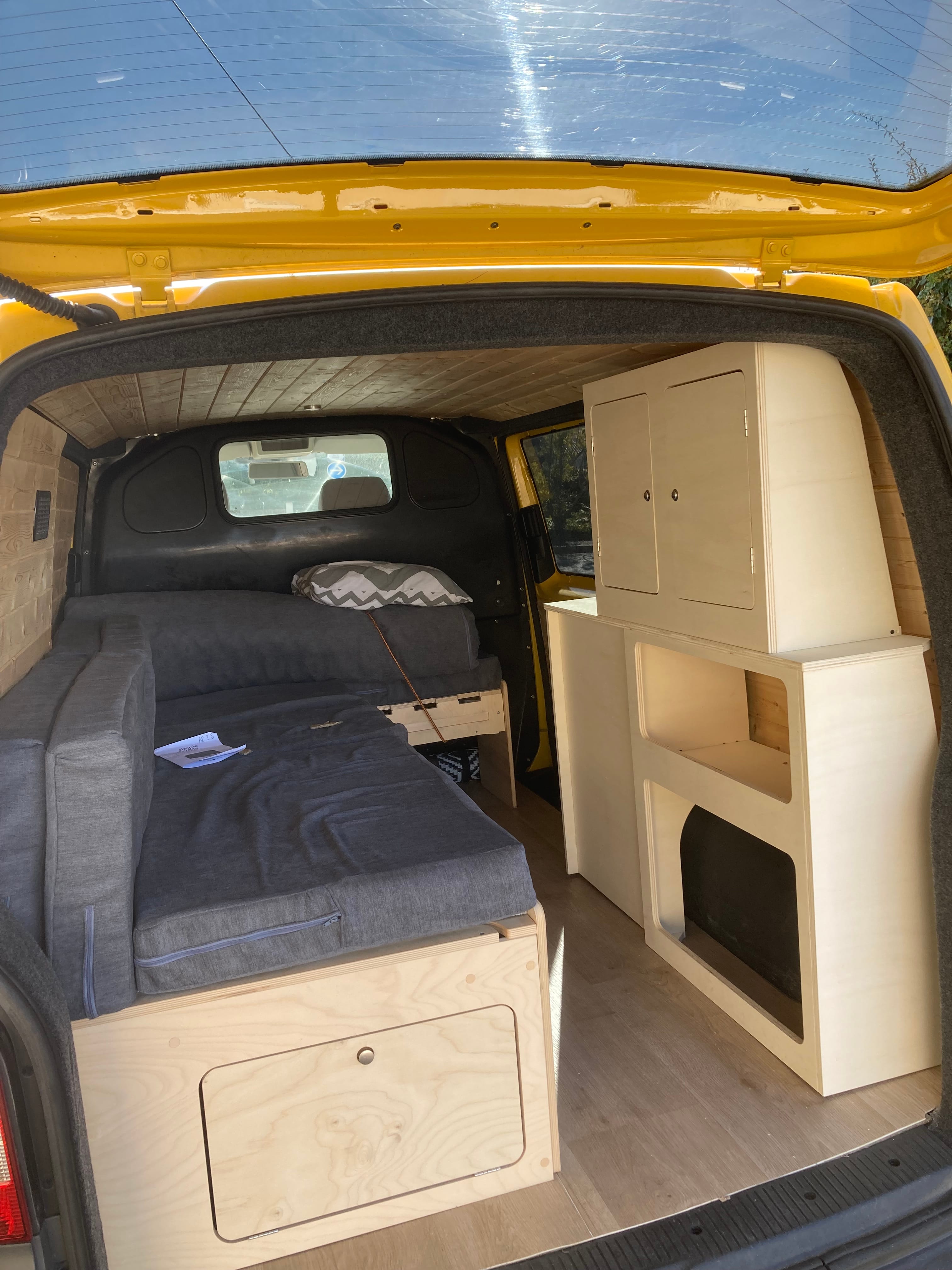 Volkswagen Transporter Camper avec Table d'extérieur