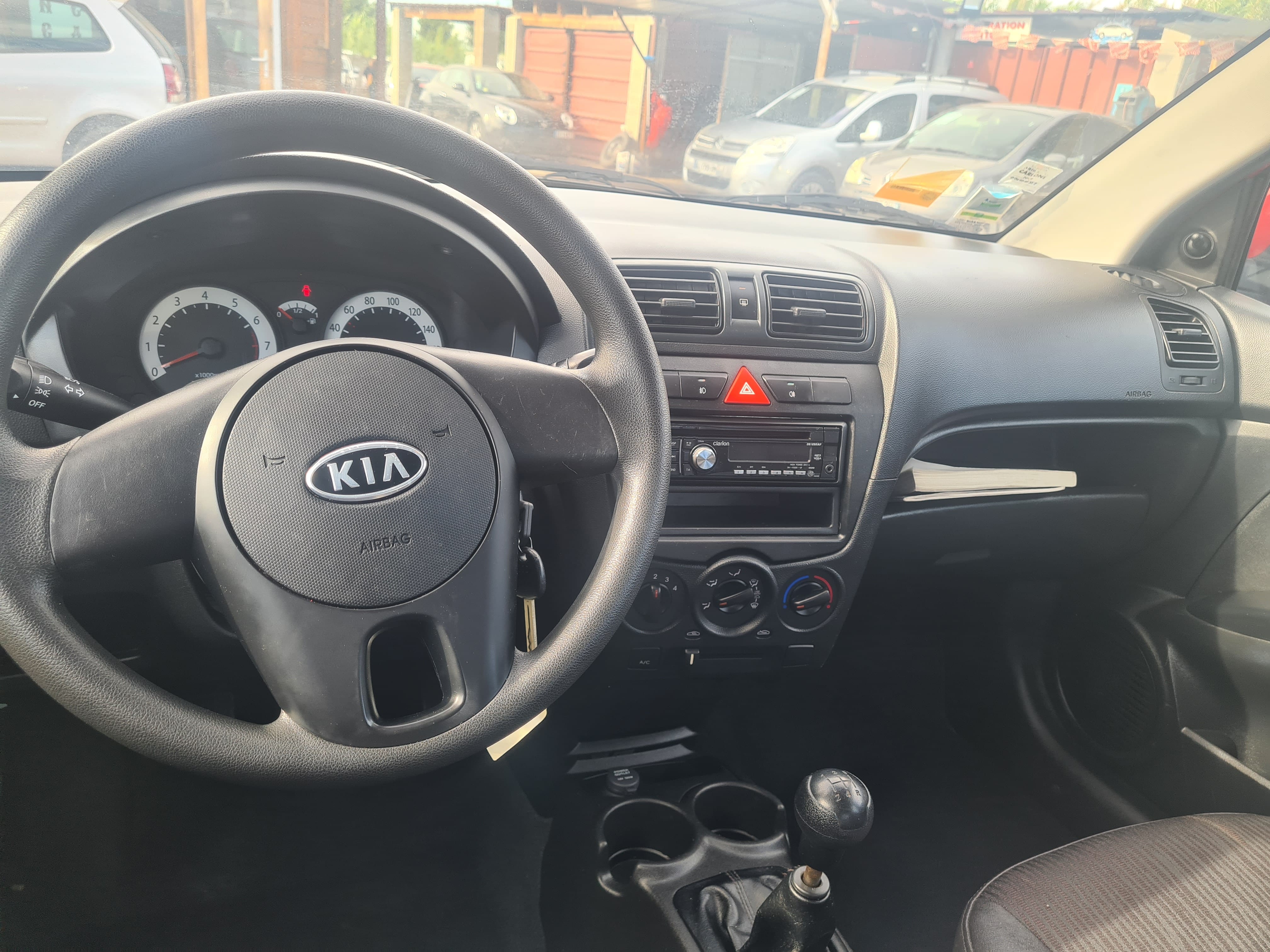 Kia Picanto 1.0L  climatisation, équipée neige avec Pneus neige