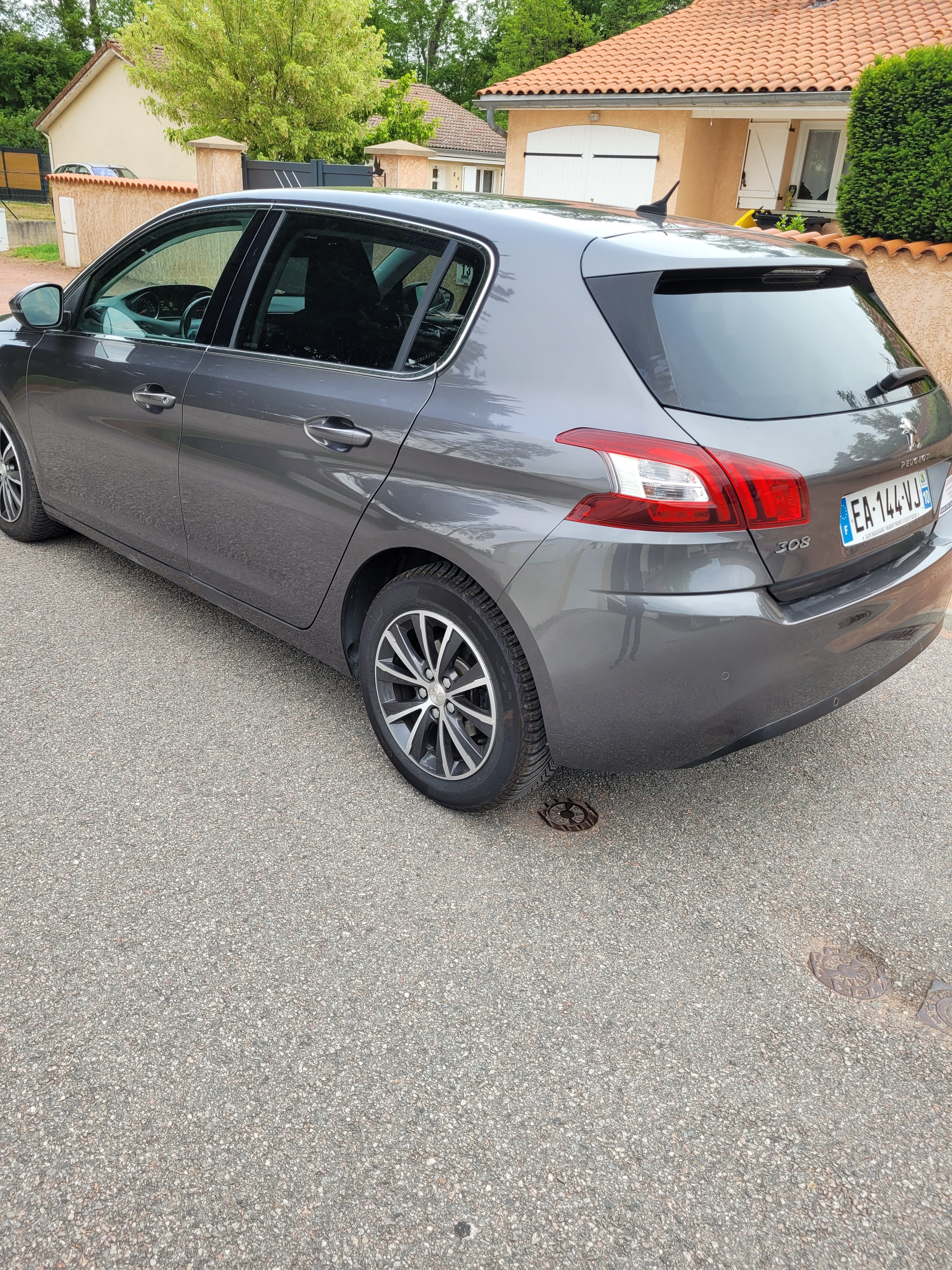 Peugeot 308 1.2l 110cv vignette crit'air 1 avec attelage avec Régulateur de vitesse