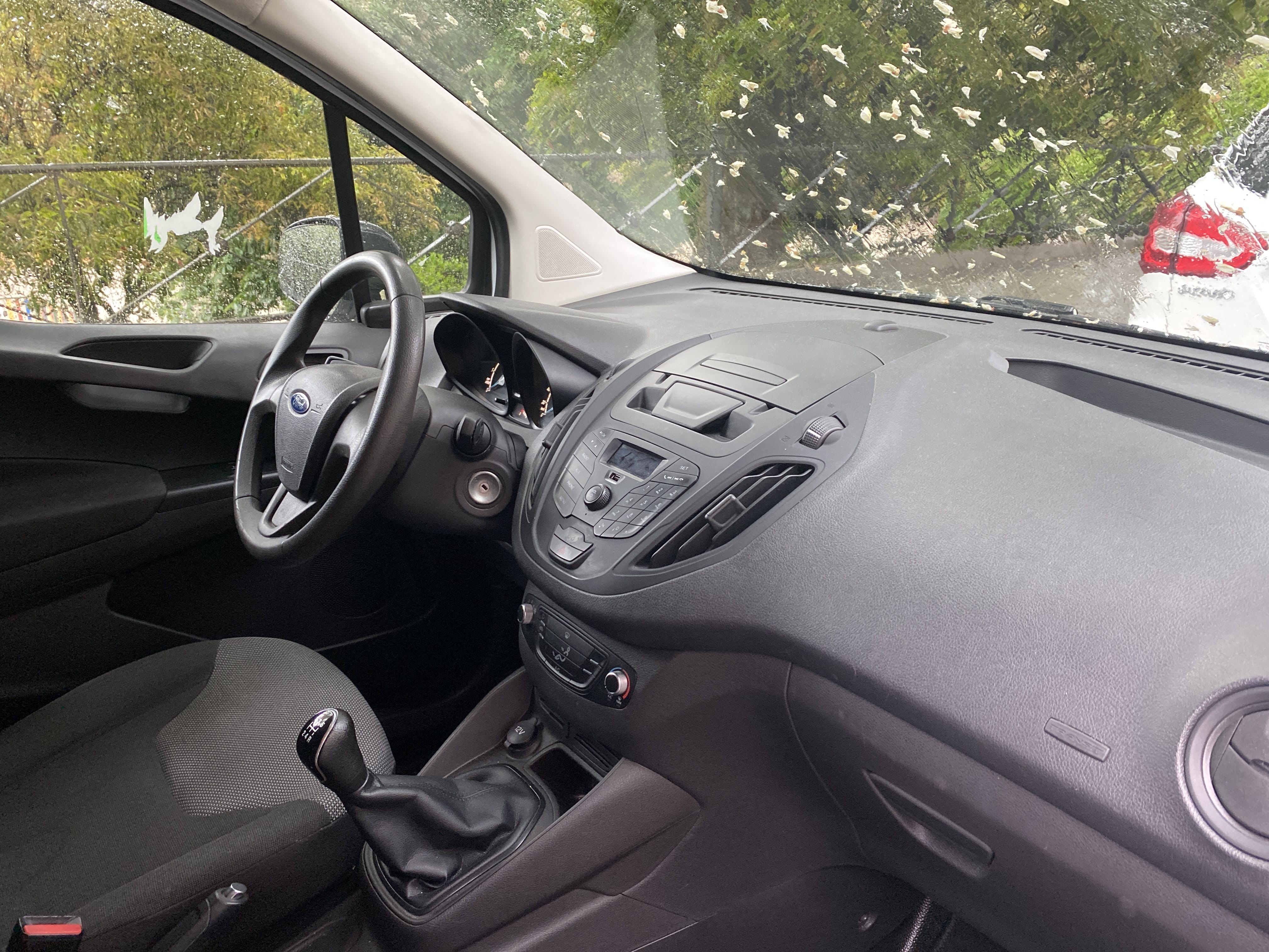 Ford Transit Courier Furgoneta con Entrada de Audio/iPod