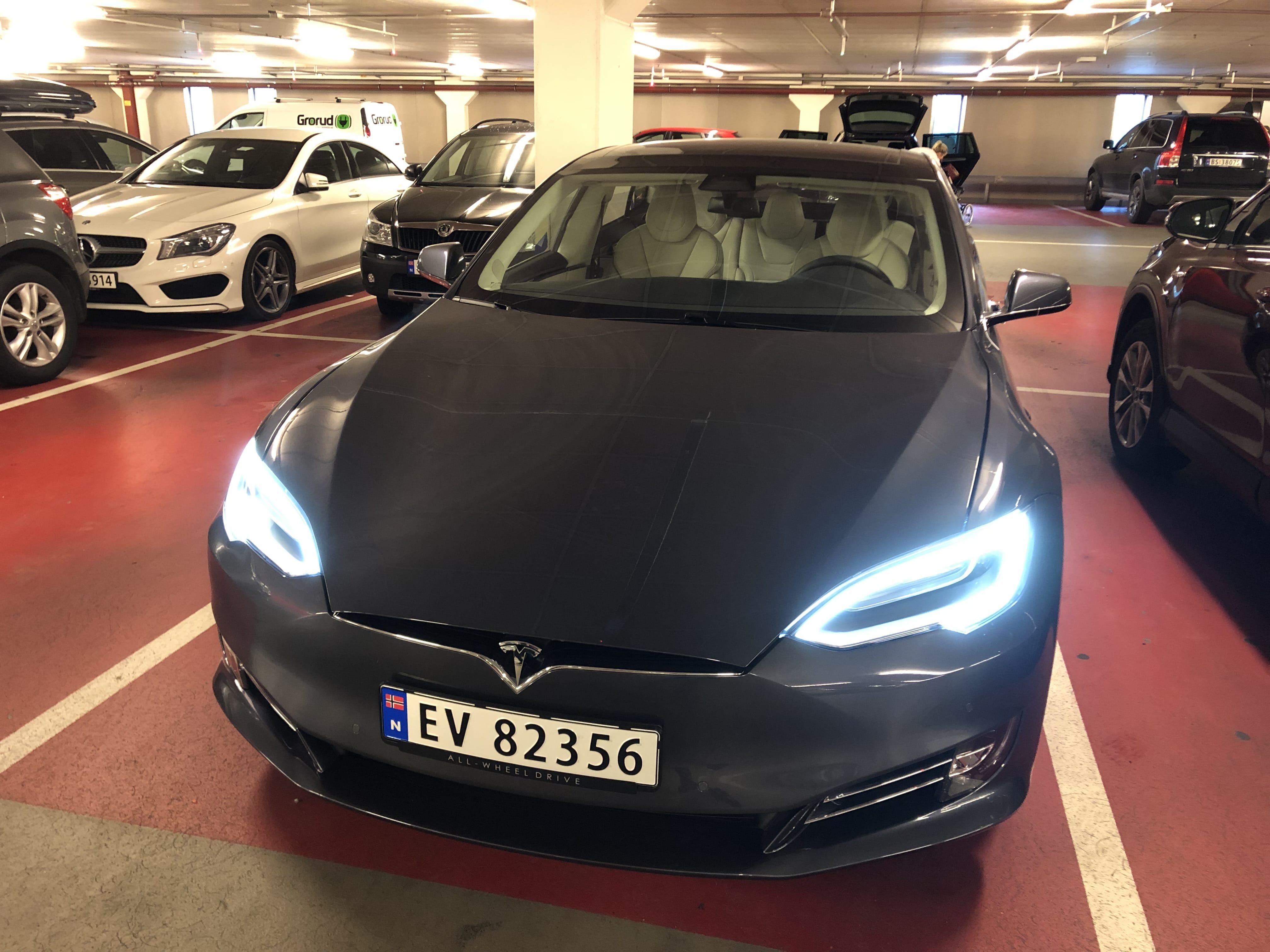 Tesla Model S Gratis SuperCharger - 525 Hestekrefter - Krem interiør med sol / takåpner. with Air conditioning