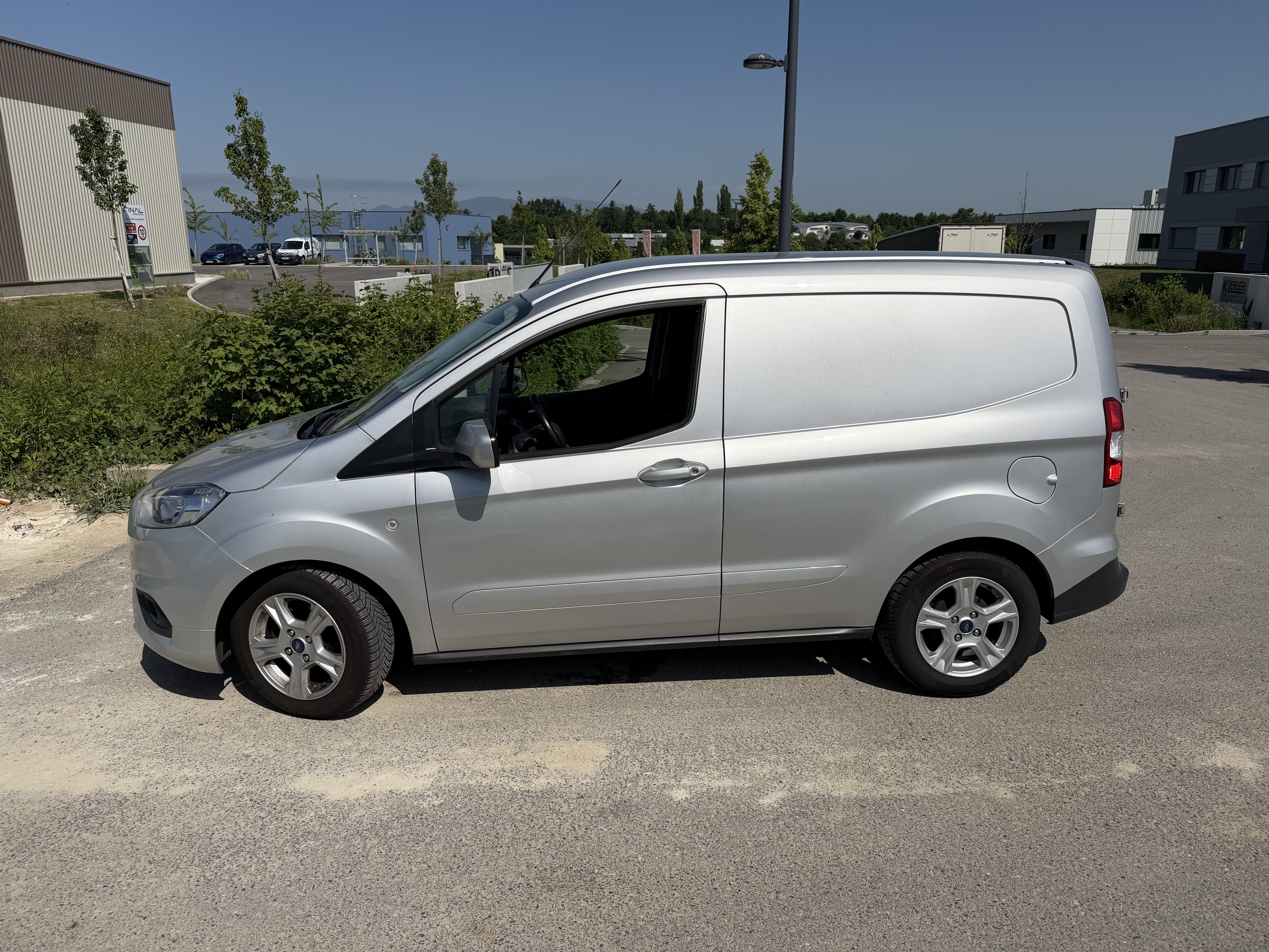 Ford Transit Courier Fourgon avec Climatisation