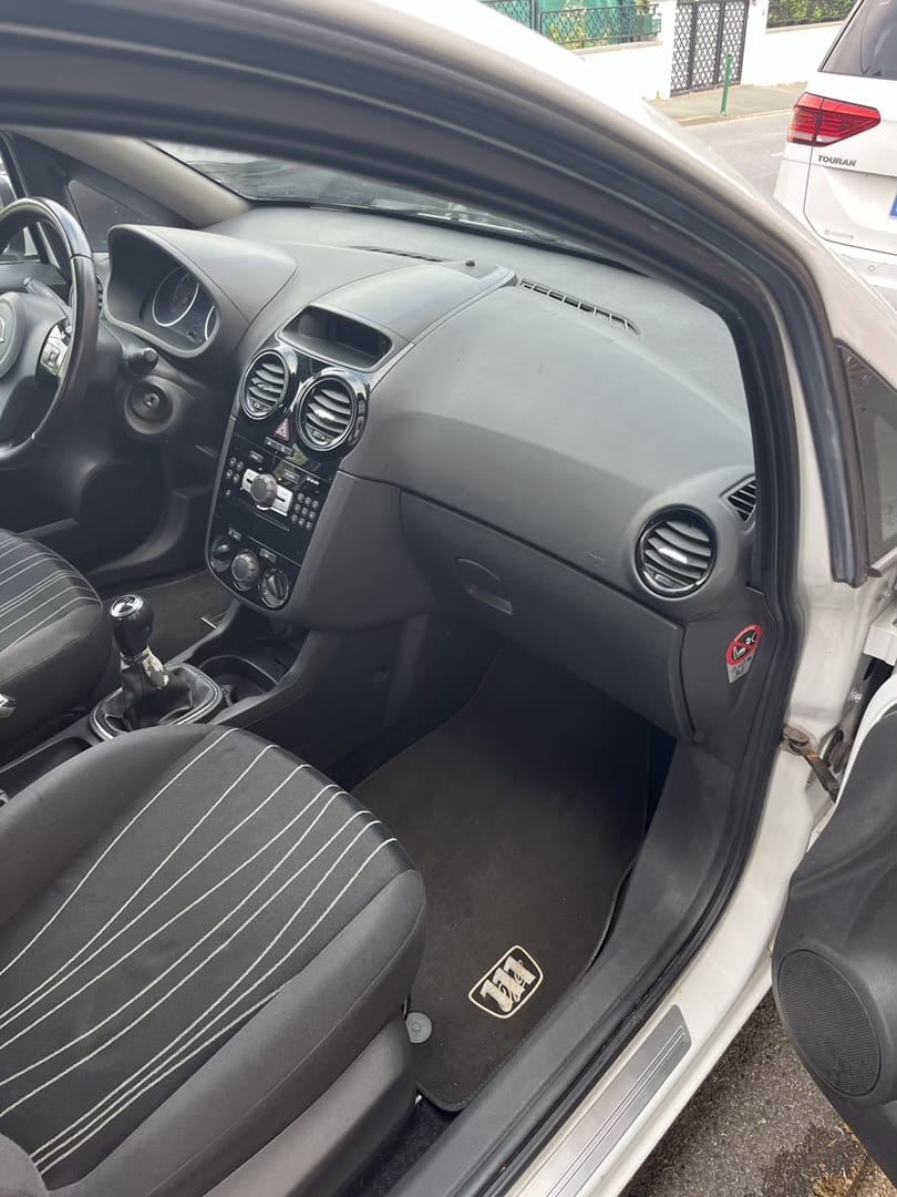 Opel Corsa avec Entrée audio / iPod