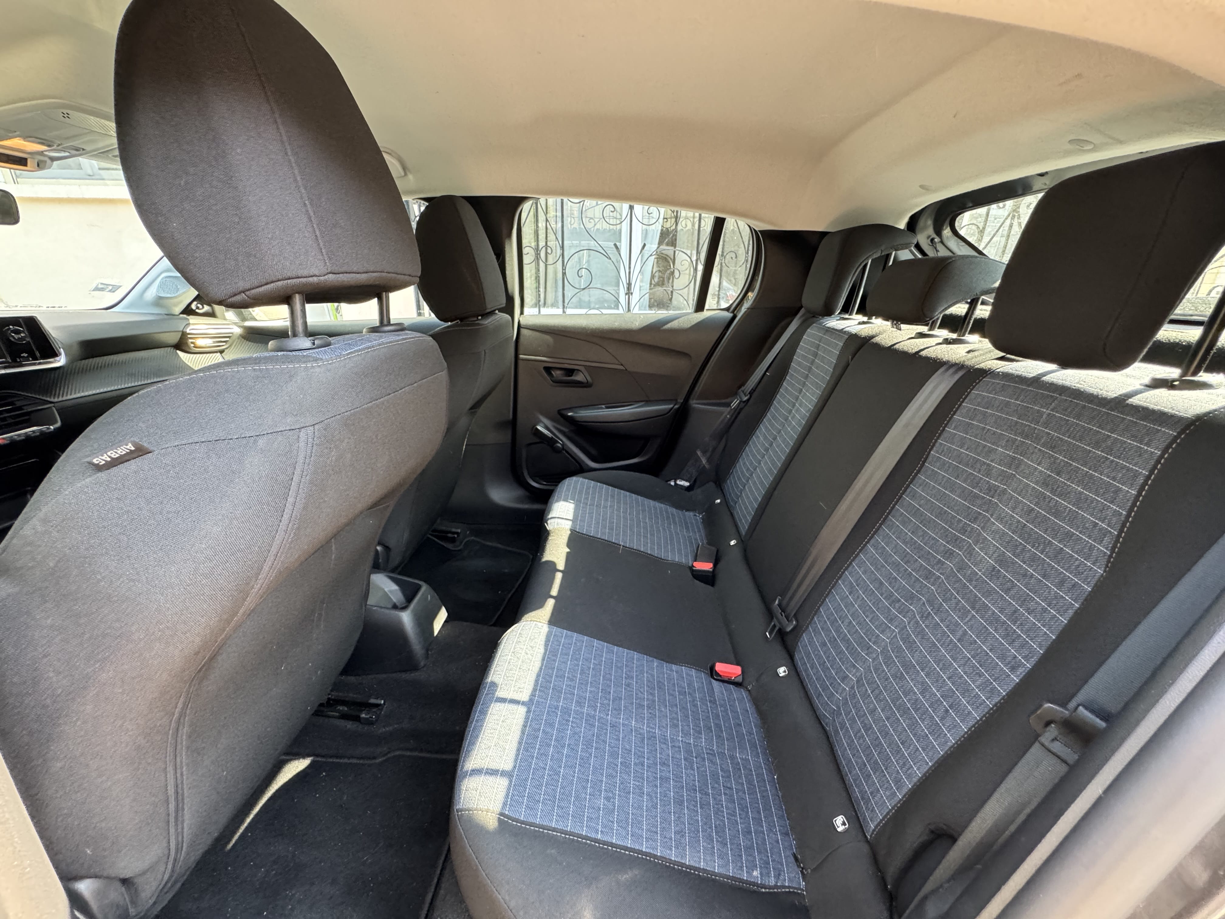 Peugeot 208 essence économique avec Port USB