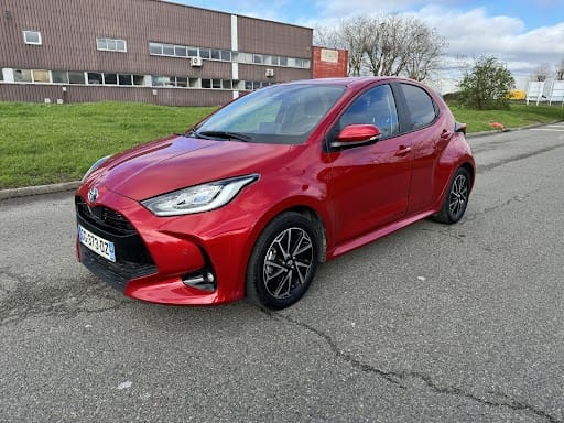 Toyota Yaris Hybride, 2022, Essence 95 / Électrique (hybride), automatique
