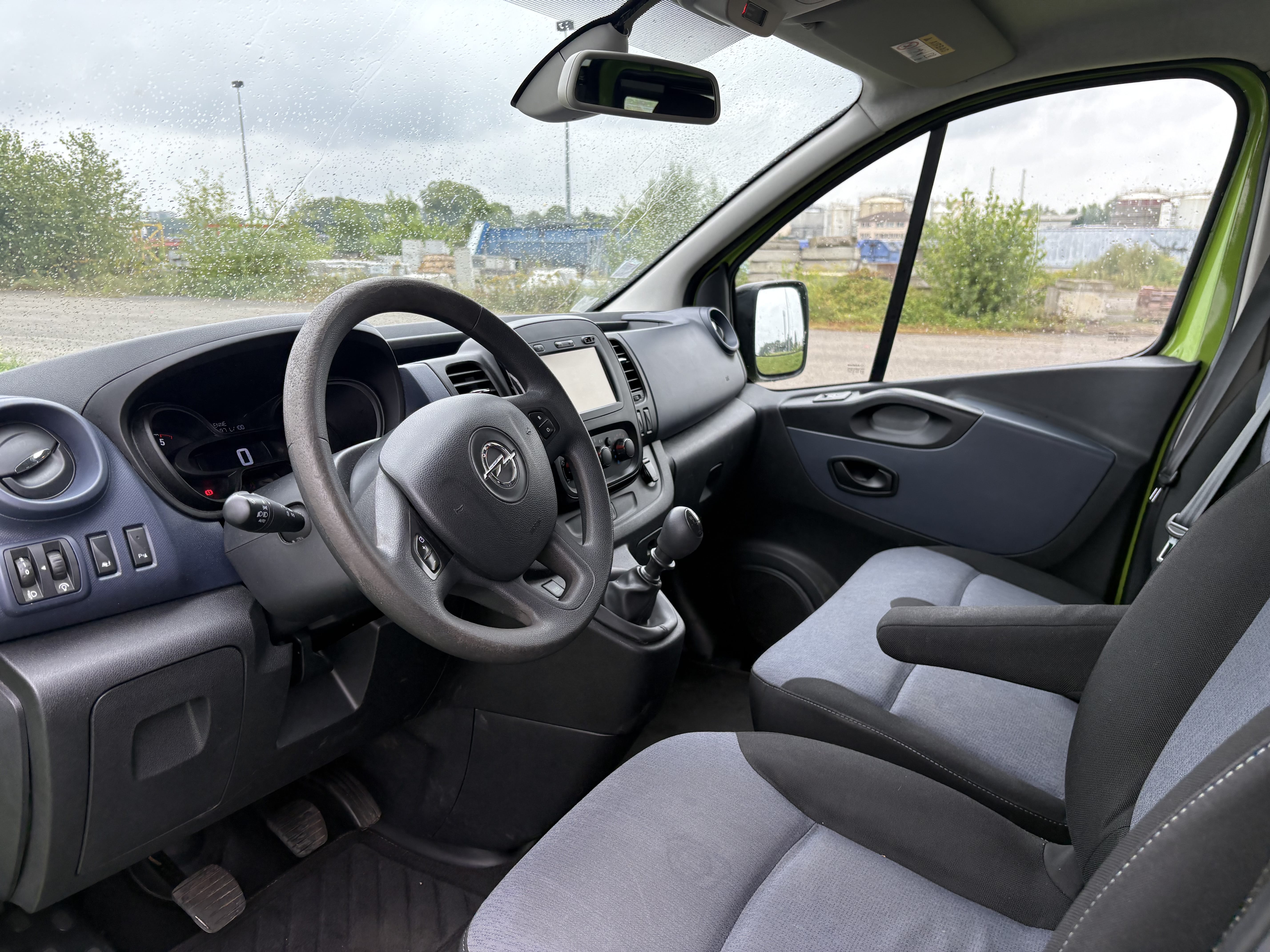 Opel Vivaro Combi avec GPS