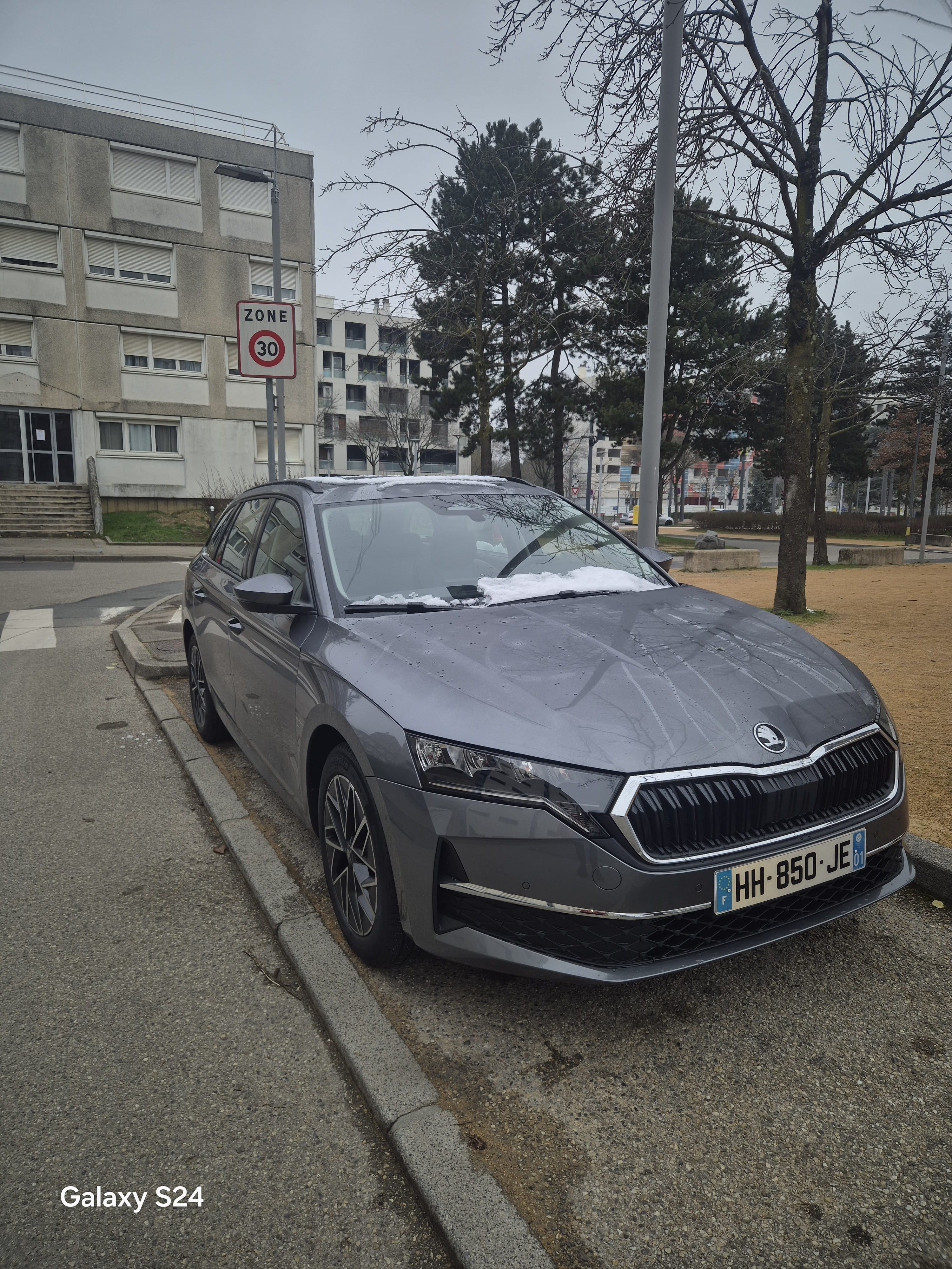 Skoda Octavia Combi, 2025, Essence 98 / Électrique (hybride), automatique