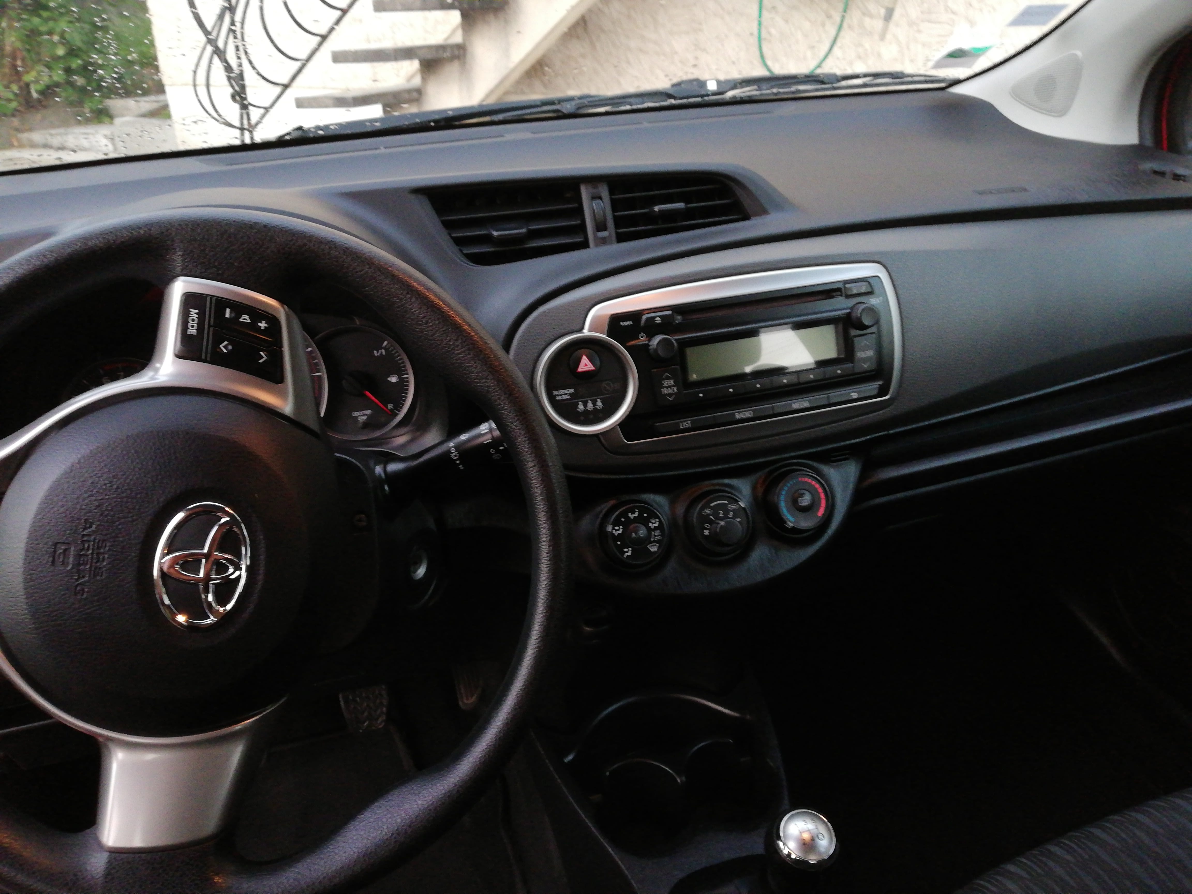 Toyota Yaris 1.0 vvti 69ch essence avec Entrée audio / iPod