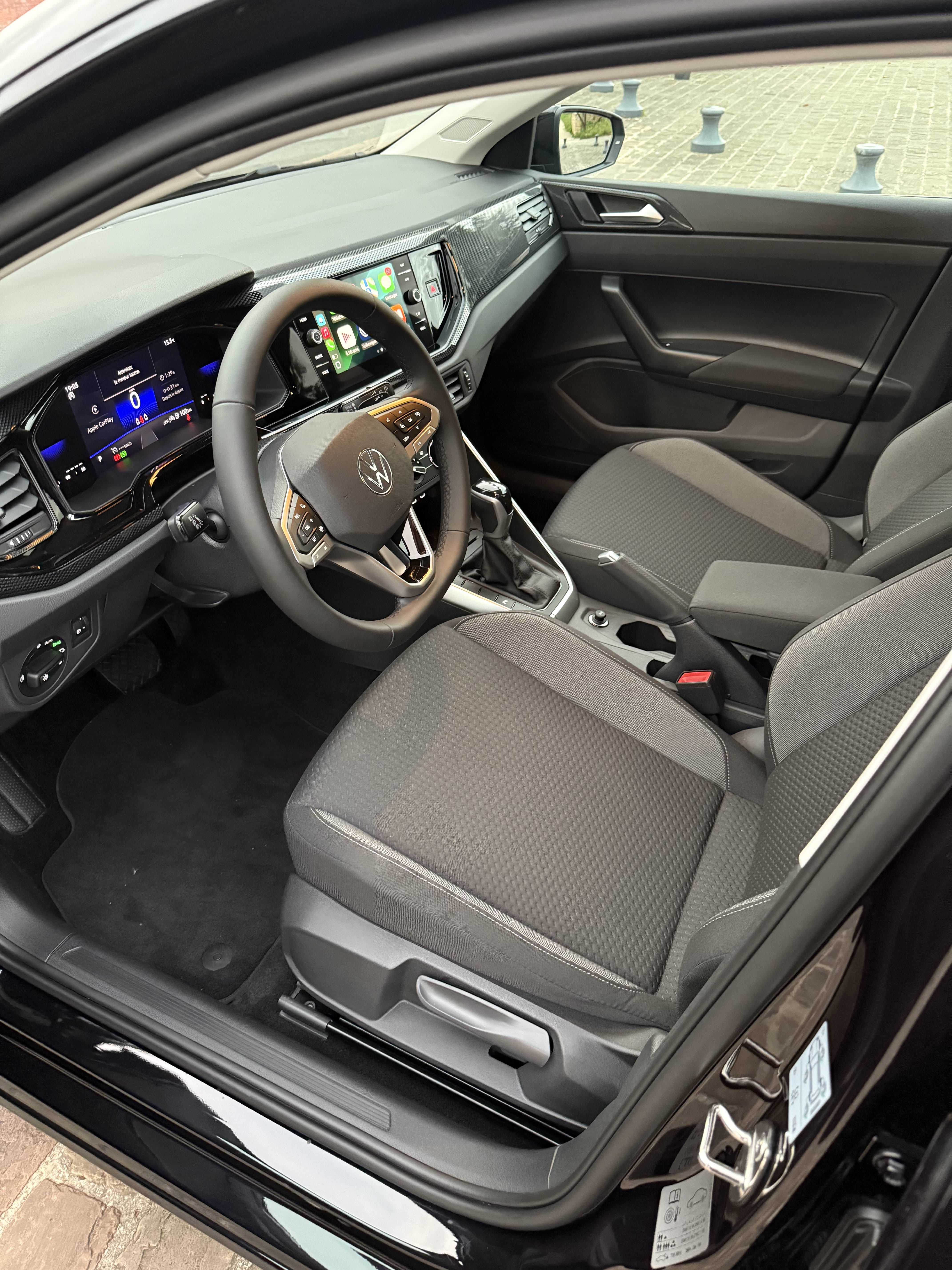 Volkswagen Polo  Gare de Lyon – Boîte auto – Disponible 24/7 avec Android Auto