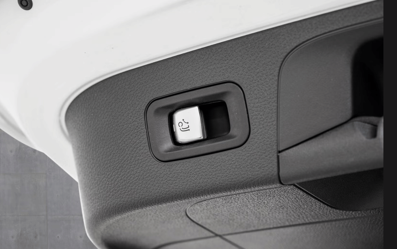 Mercedes-Benz EQC 400 4Matic with Baby seat