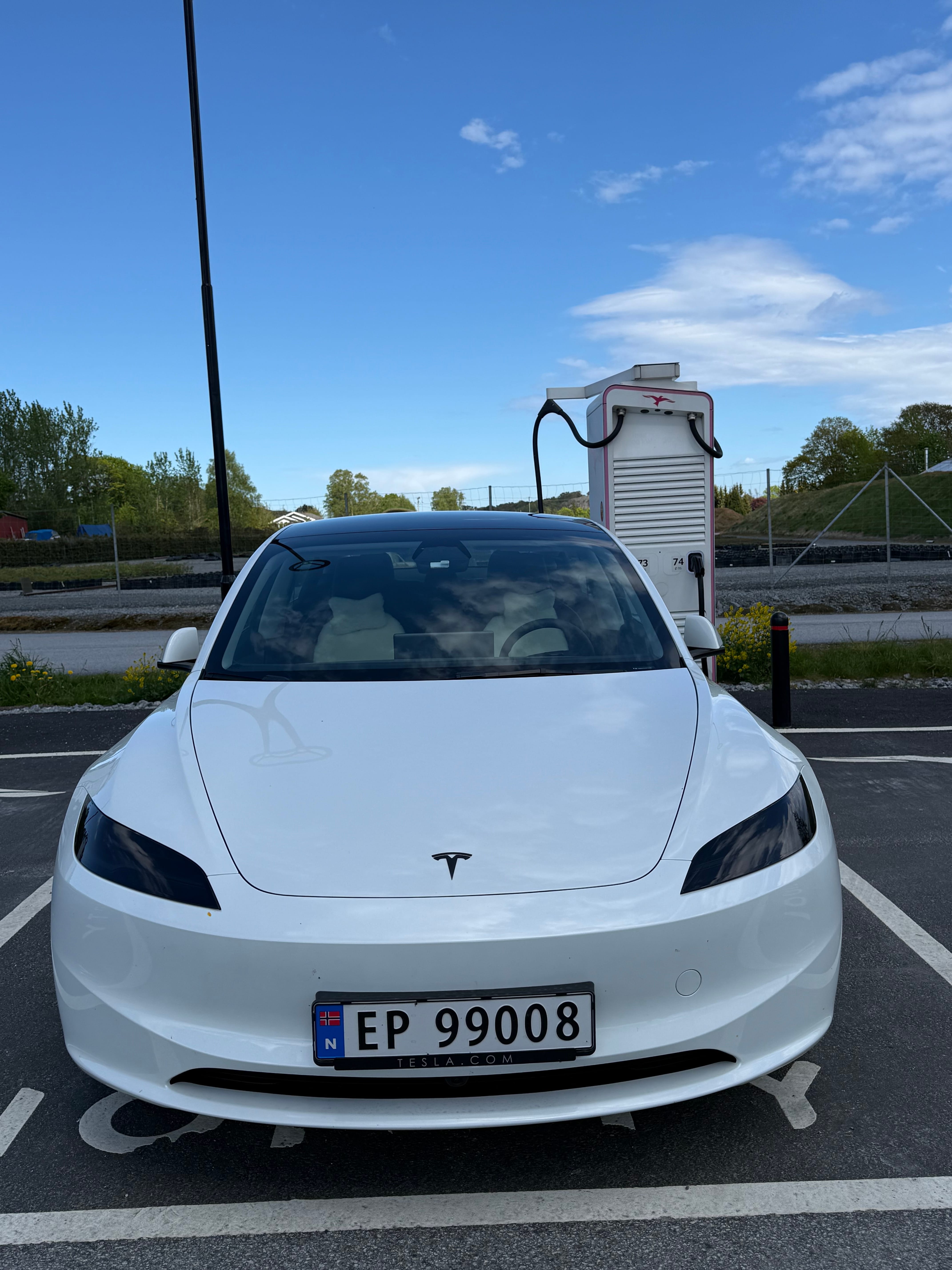 Tesla Model 3 Standard Range med USB ladeuttak