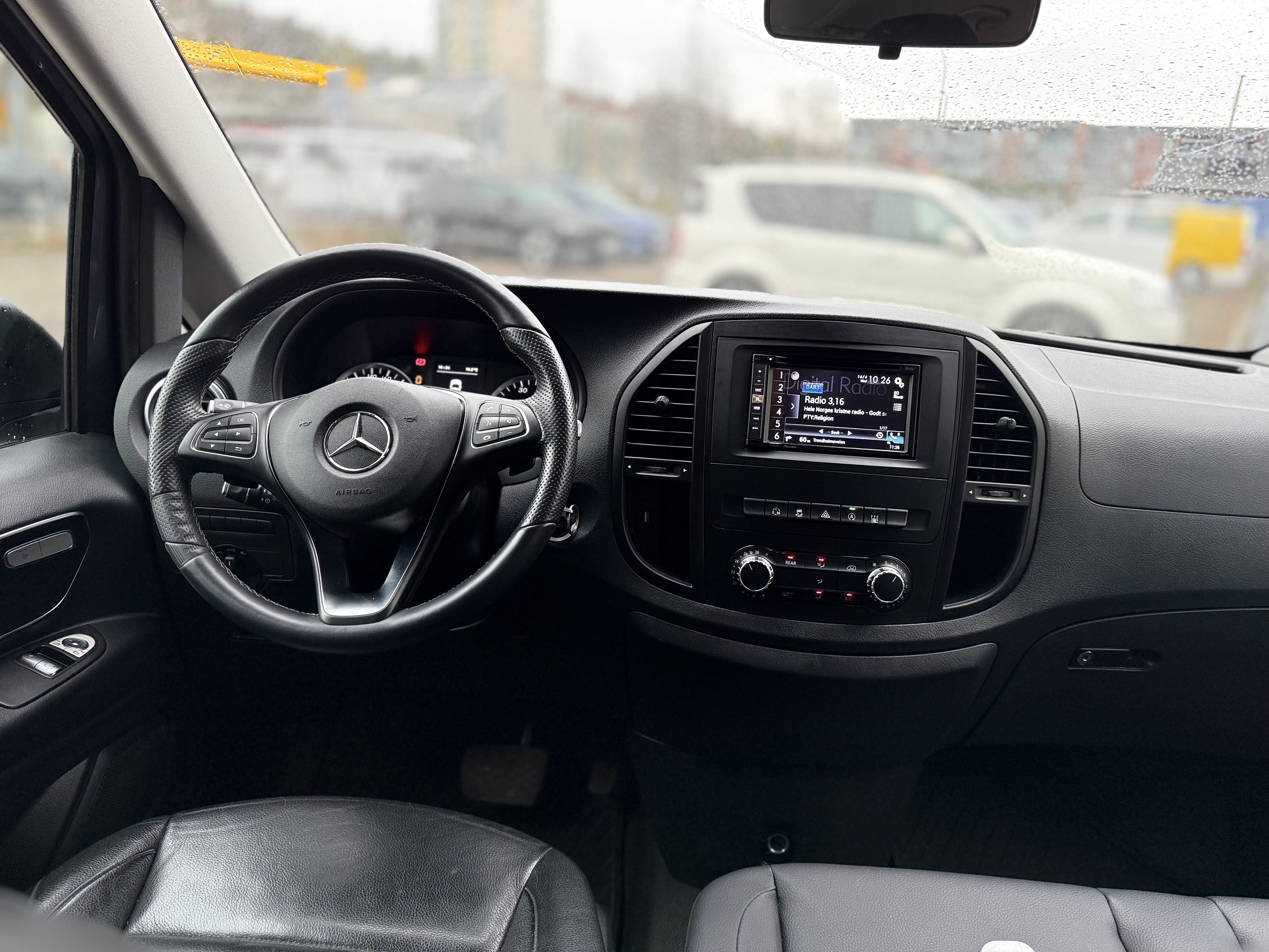 Mercedes-Benz Vito Tourer 9 seter med automat gir - piggdekk på med Cruisekontroll