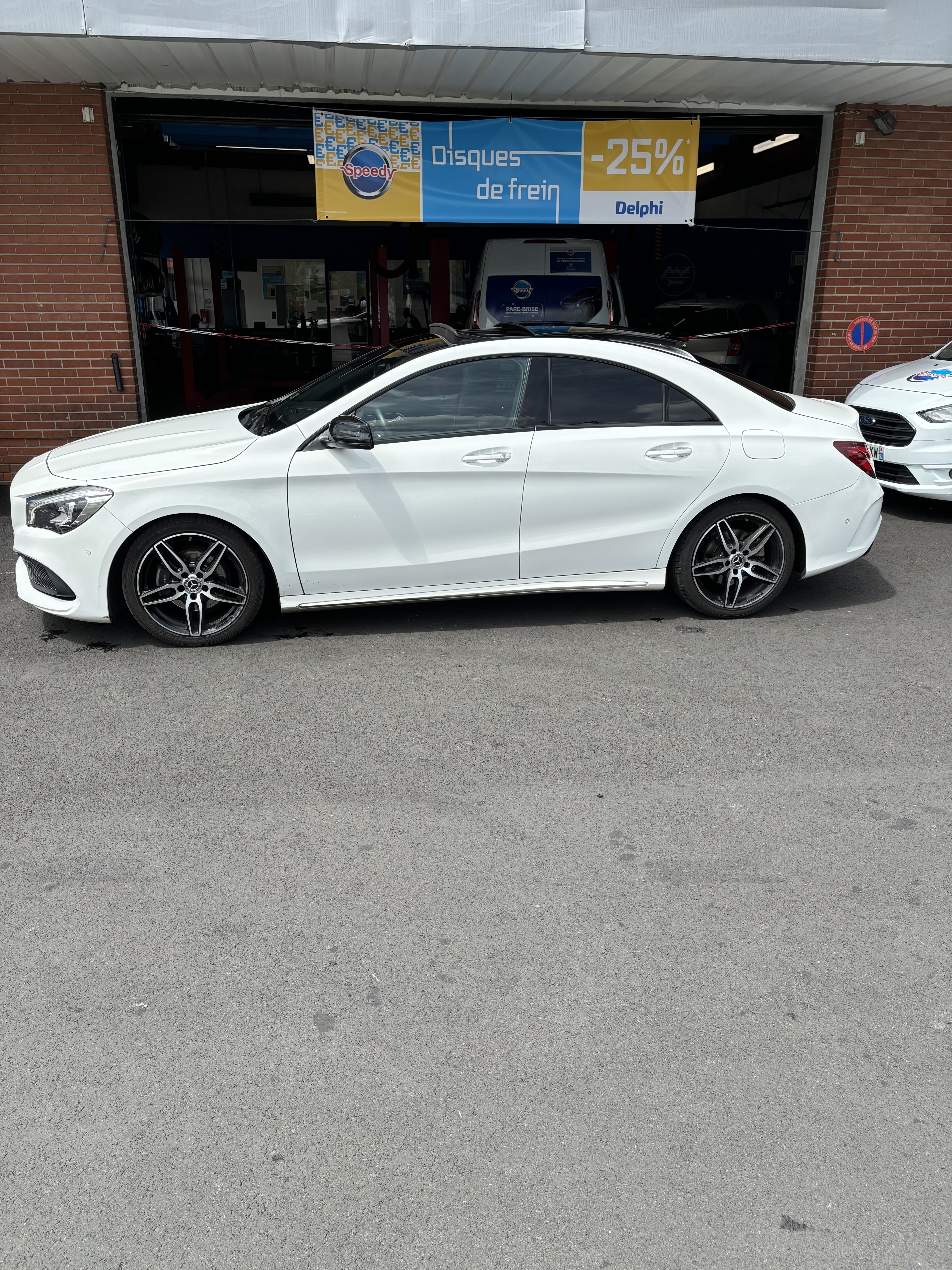 Mercedes-Benz CLA 200 with Air conditioning