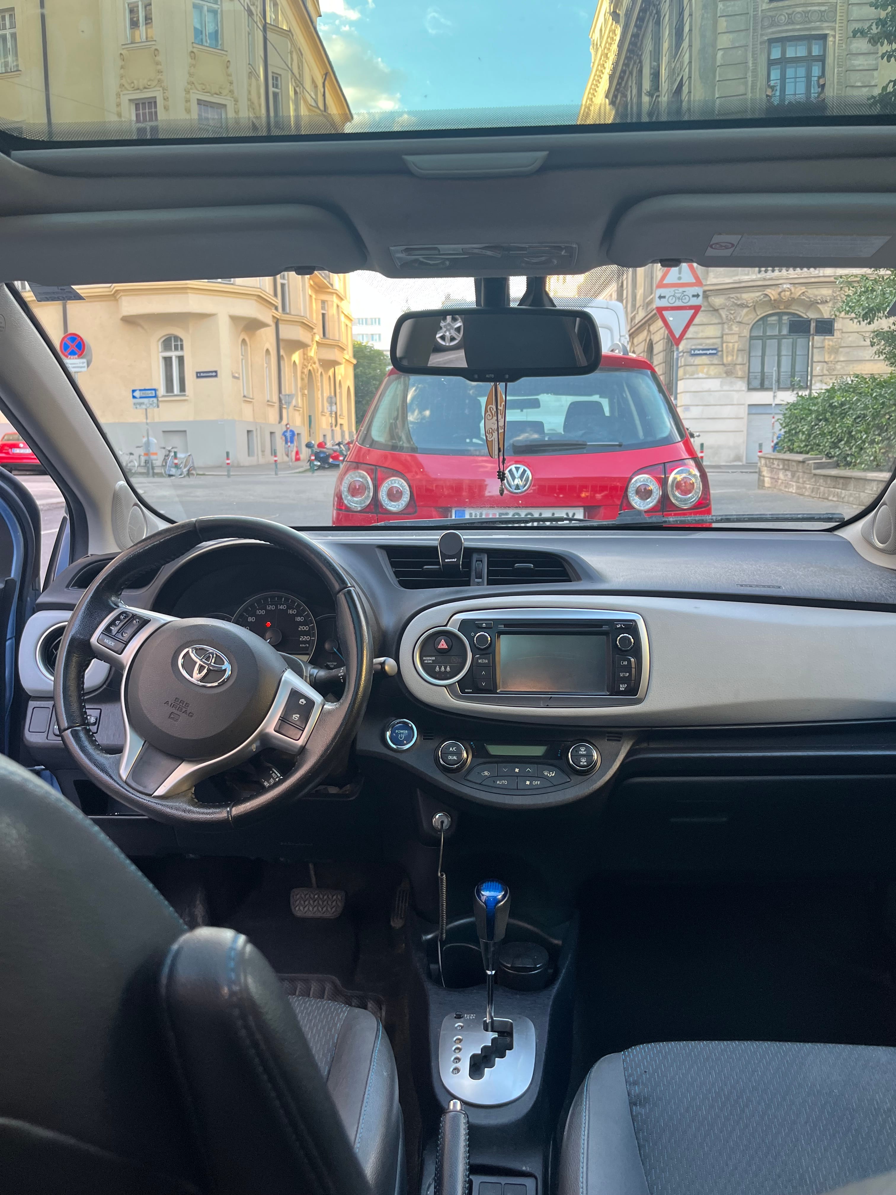 Toyota Yaris Hybrid mit Navigationsgerät