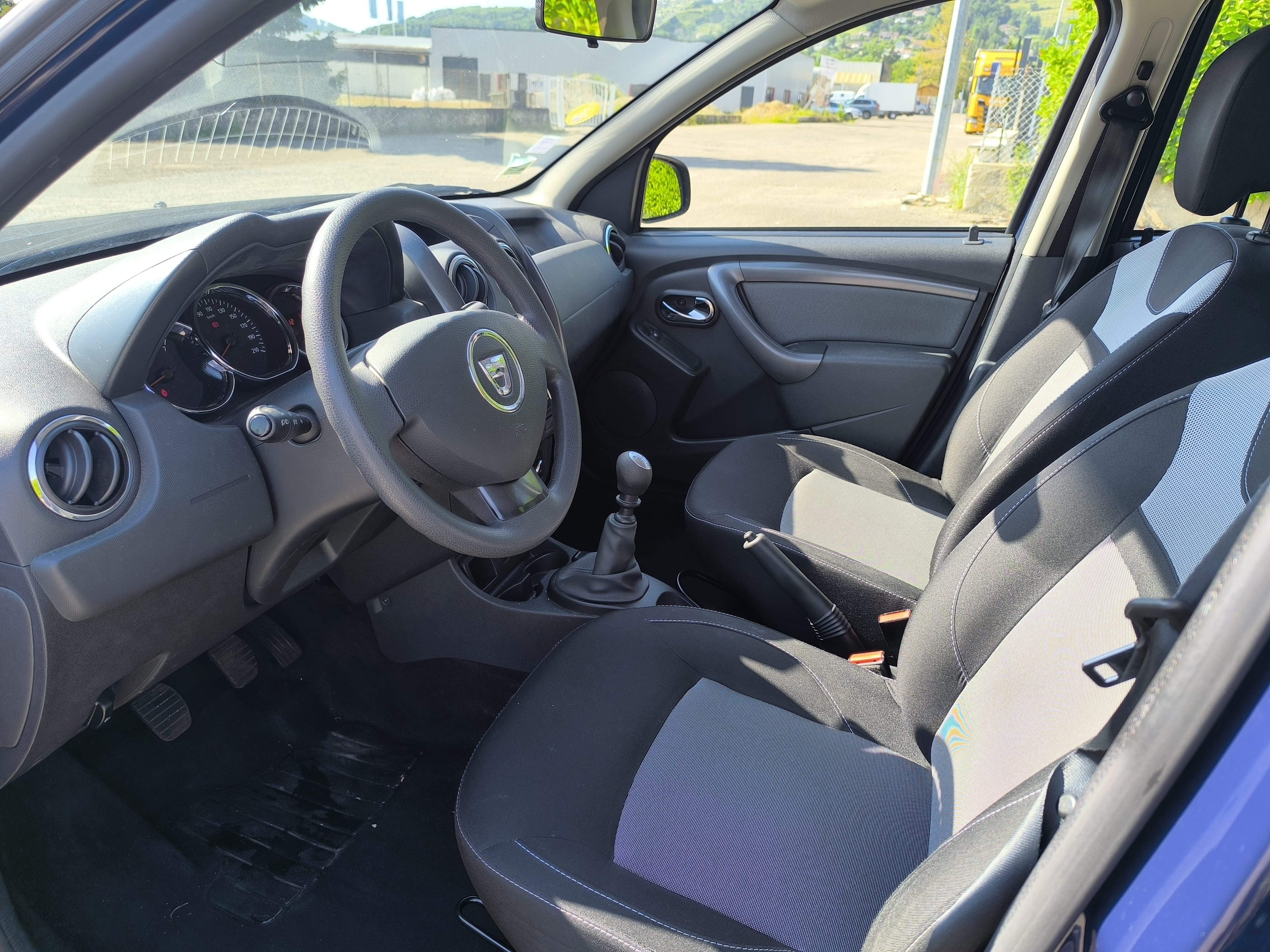 Dacia Duster 1.5 DCi Grenoble Gare /Aéroport  Montagne - ville avec Port USB