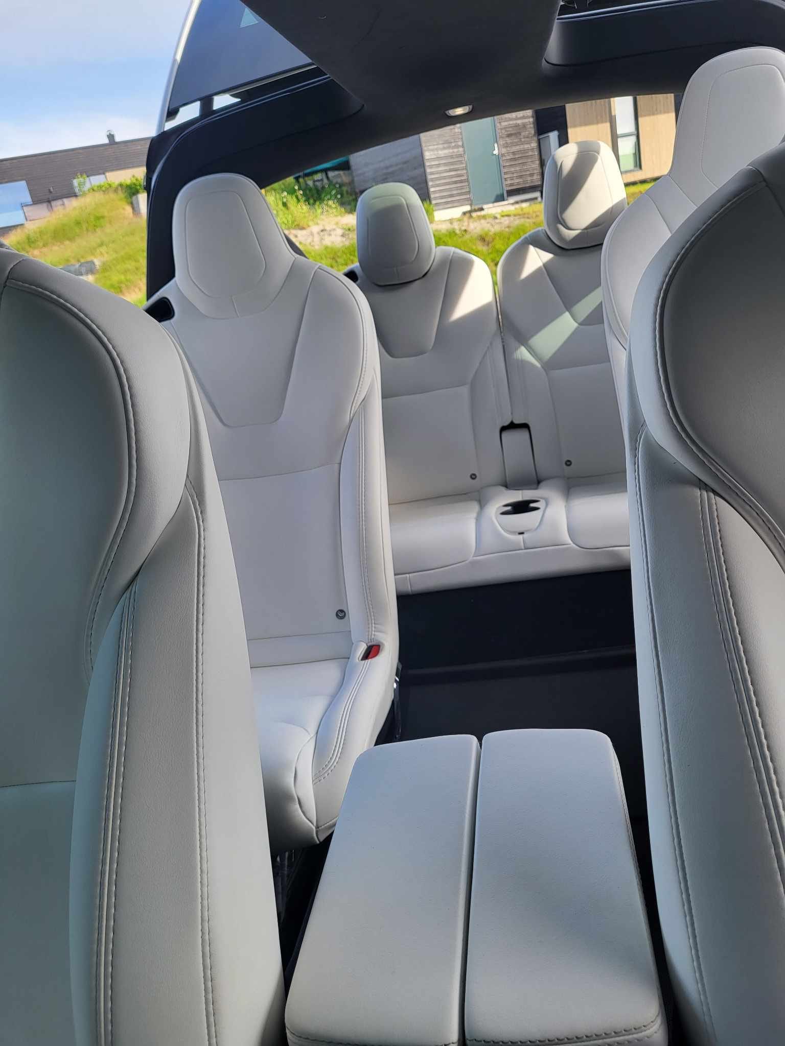 Tesla Model X Performance med Bluetooth audio