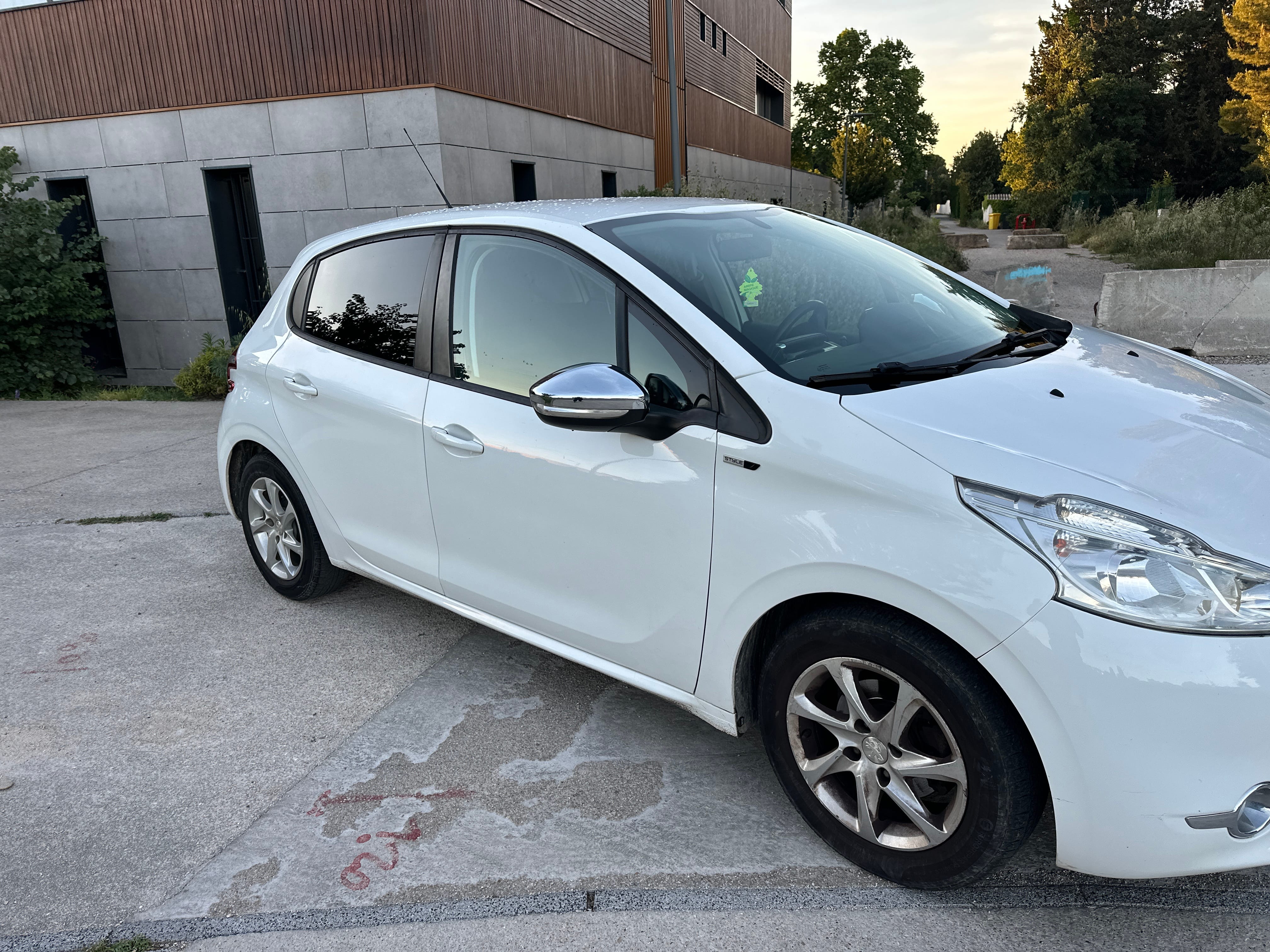 Peugeot 208 PEUGEOT 208 avec Climatisation