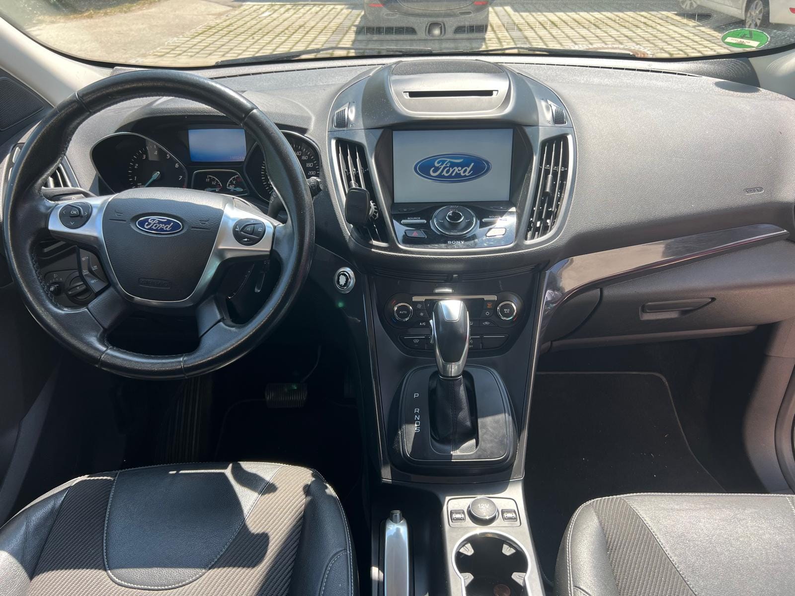 Ford Kuga mit Navigationsgerät
