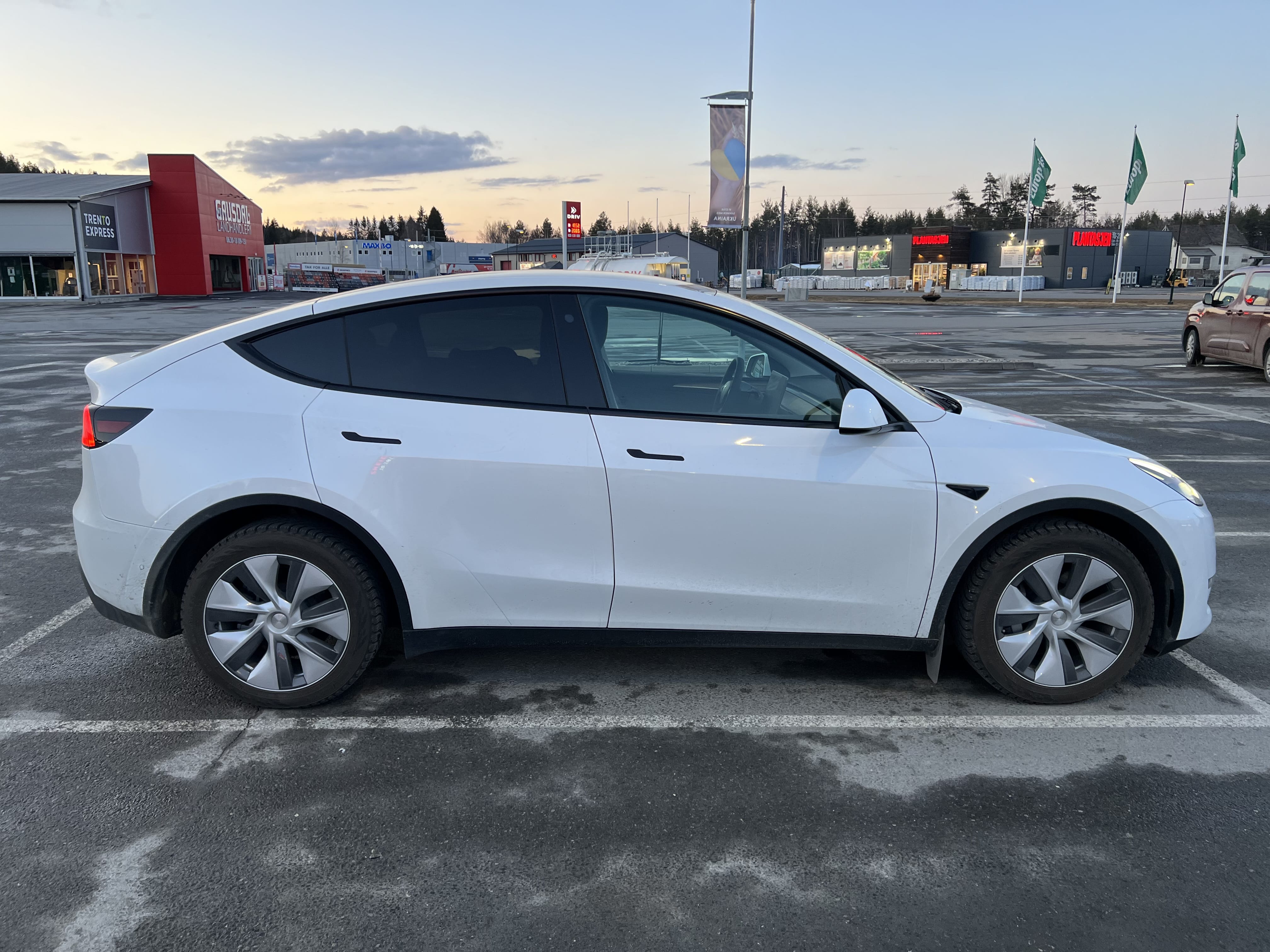 Tesla Model Y med Cruisekontroll