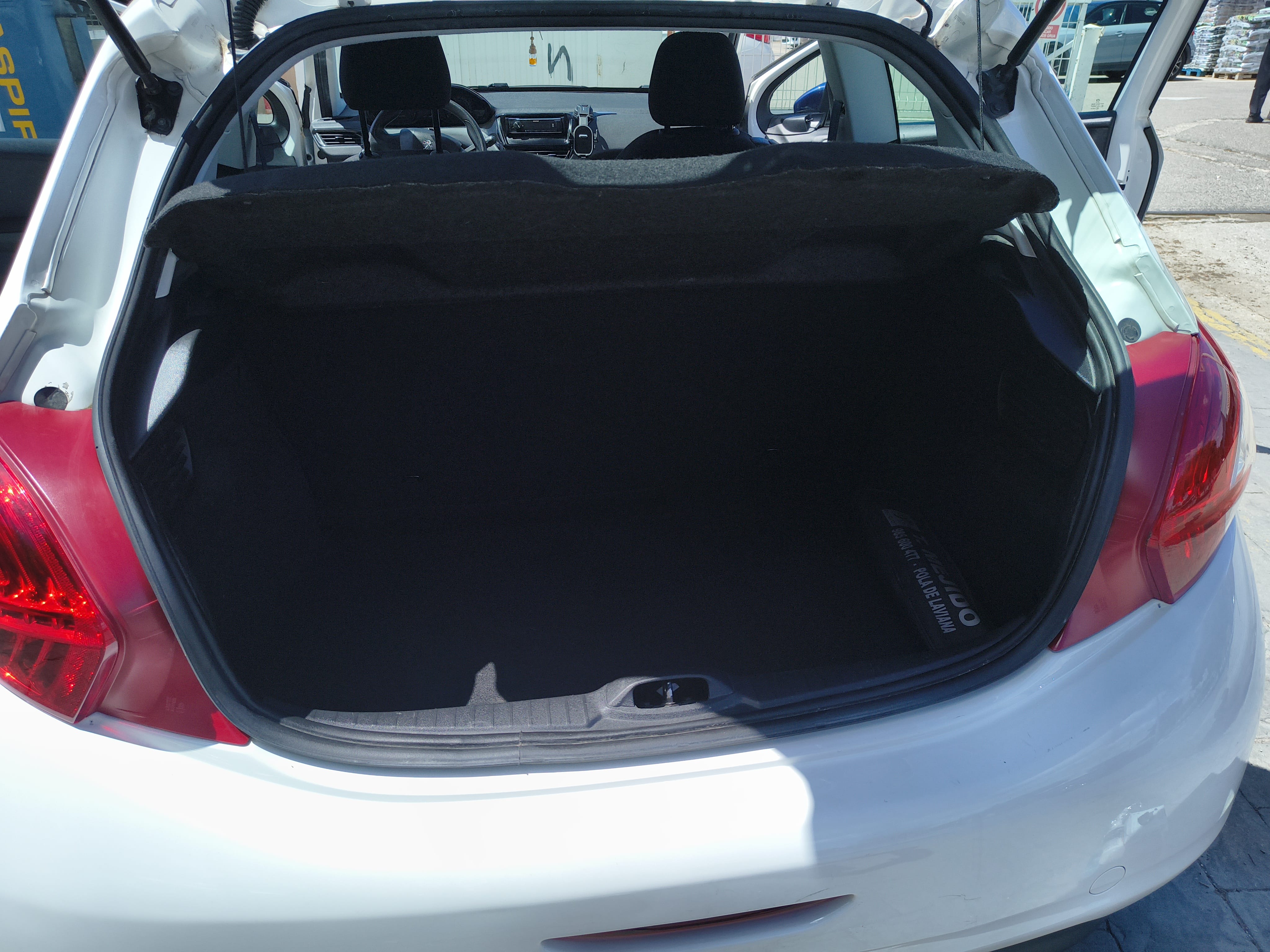 Peugeot 208 1.0 gasolina con Radio 